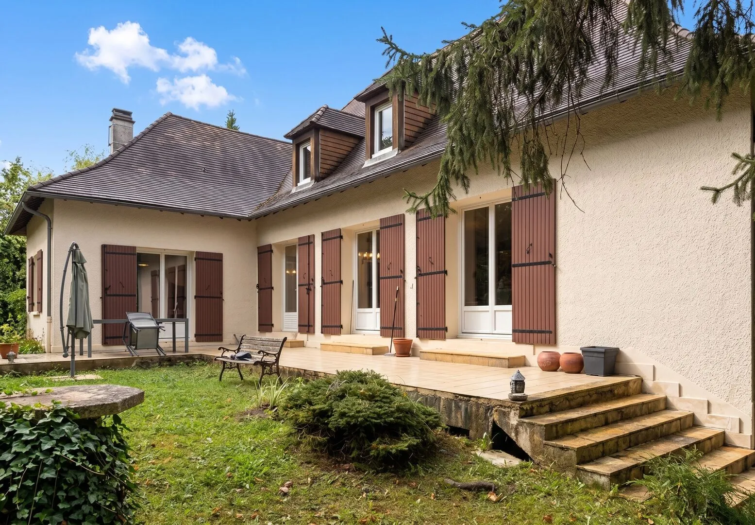 1980s Family Home in Saint-Cyprien with Pool and Expansive Gardens - Image 2