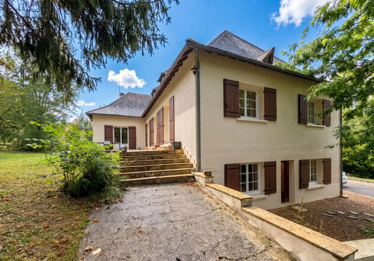 1980s Family Home in Saint-Cyprien with Pool and Expansive Gardens - Image 3