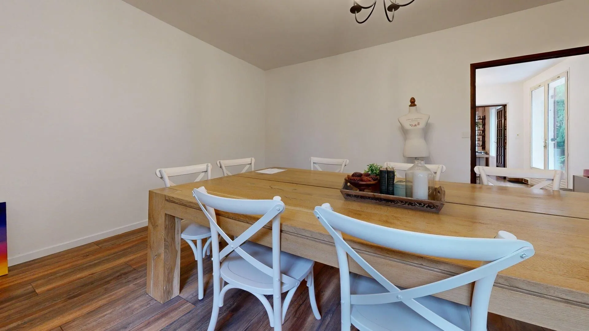 1980s Family Home in Saint-Cyprien with Pool and Expansive Gardens - View image 10 of 50
