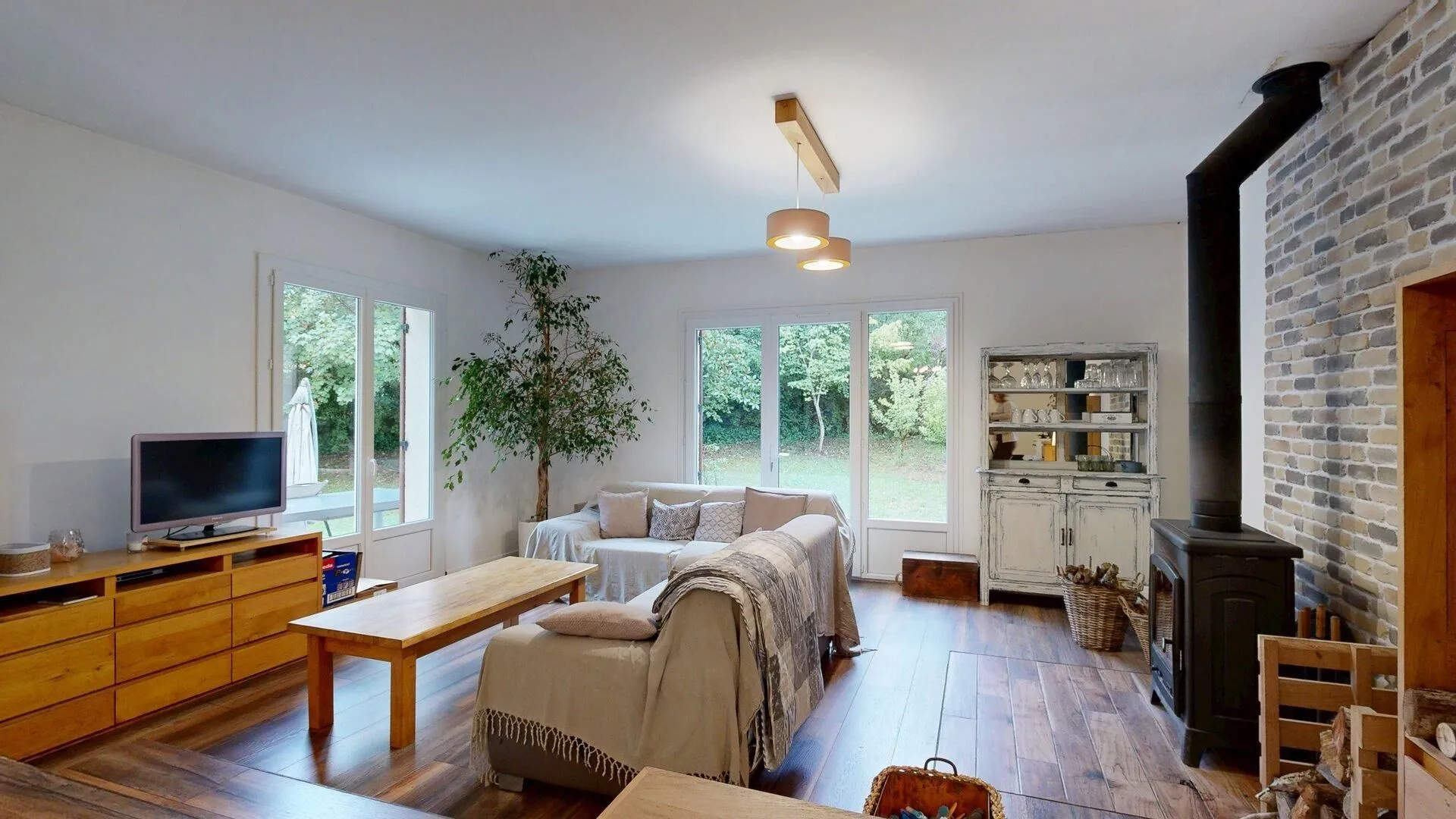 1980s Family Home in Saint-Cyprien with Pool and Expansive Gardens - View image 14 of 50