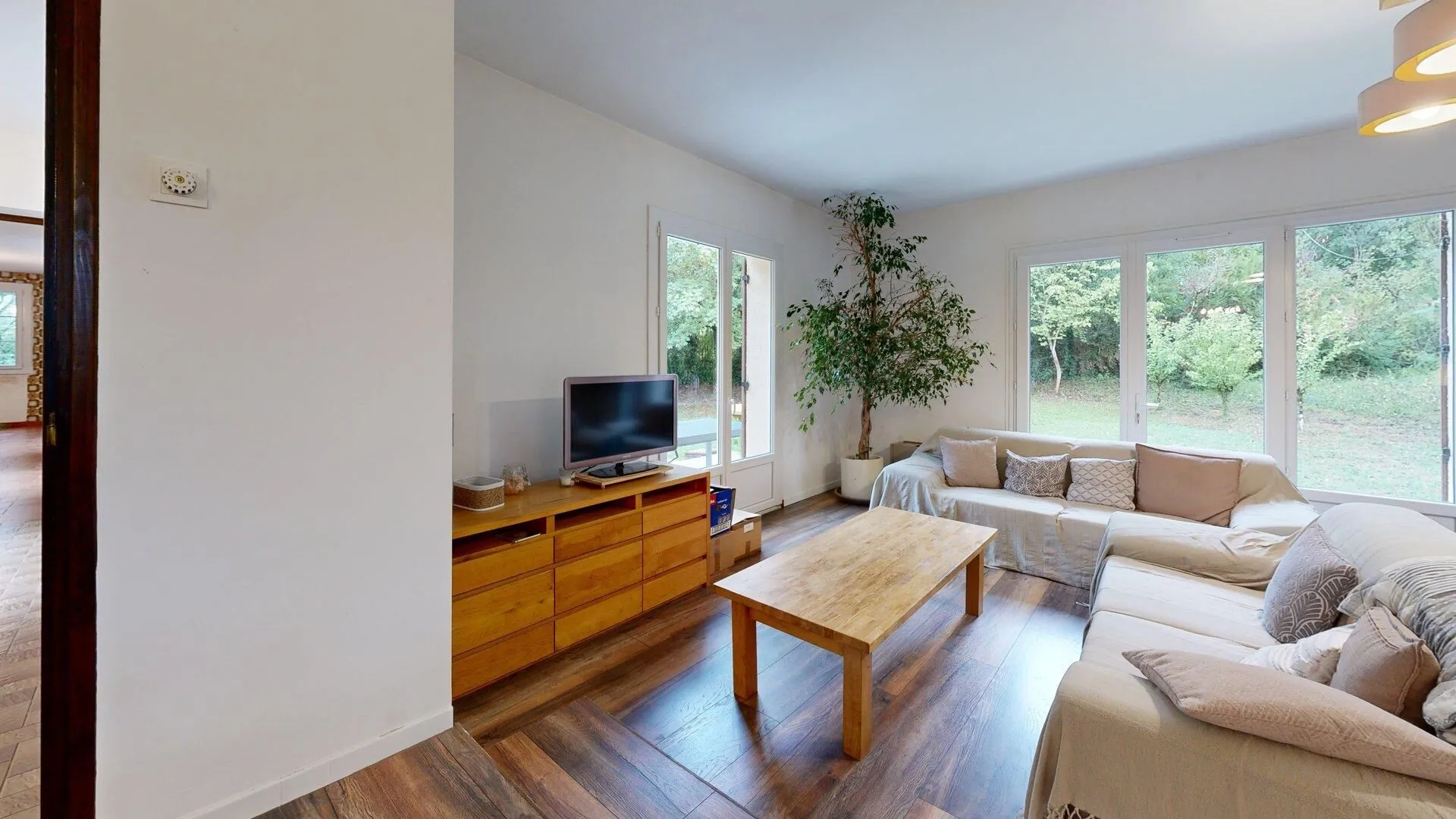 1980s Family Home in Saint-Cyprien with Pool and Expansive Gardens - View image 18 of 50