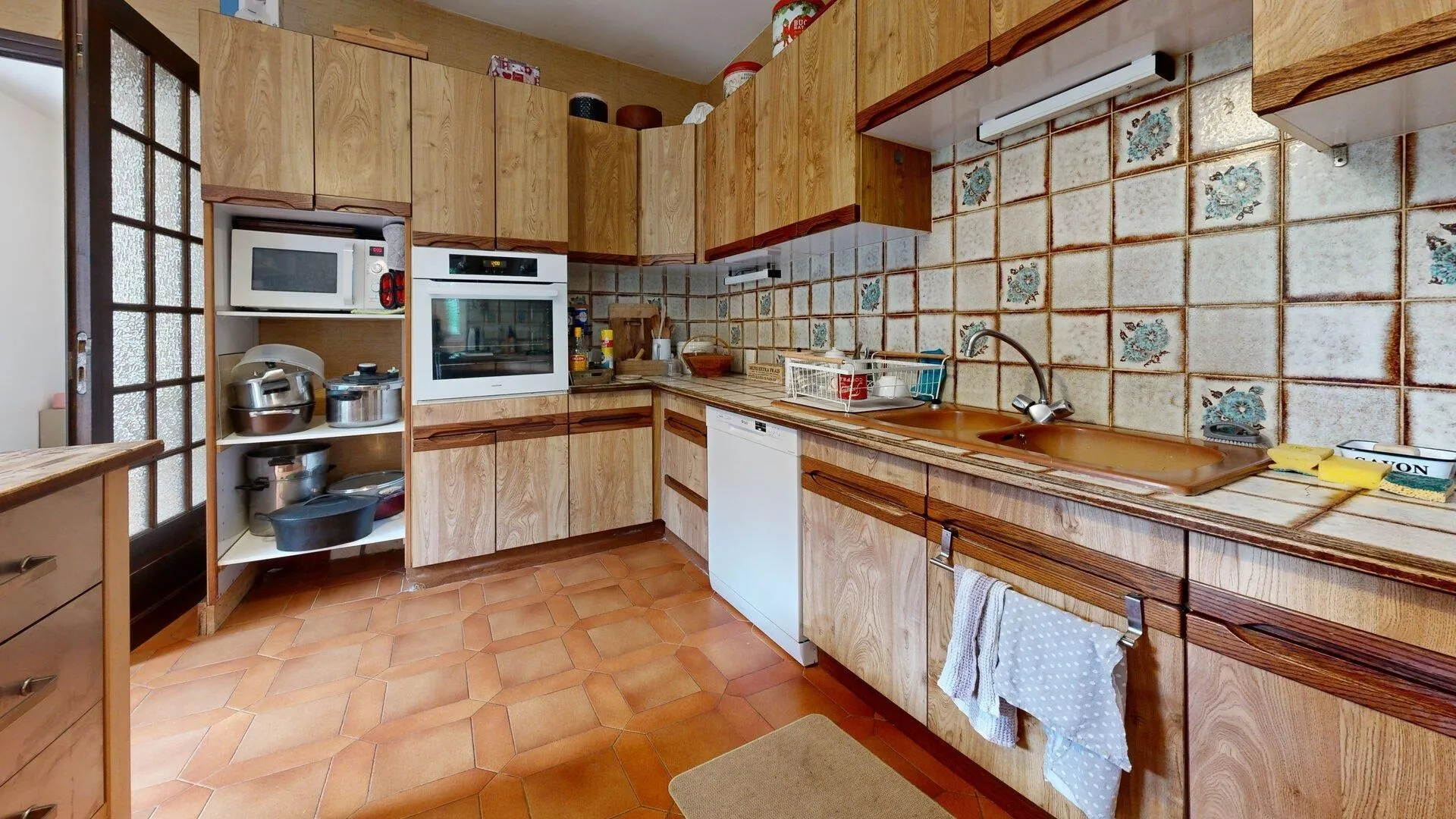 1980s Family Home in Saint-Cyprien with Pool and Expansive Gardens - View image 21 of 50