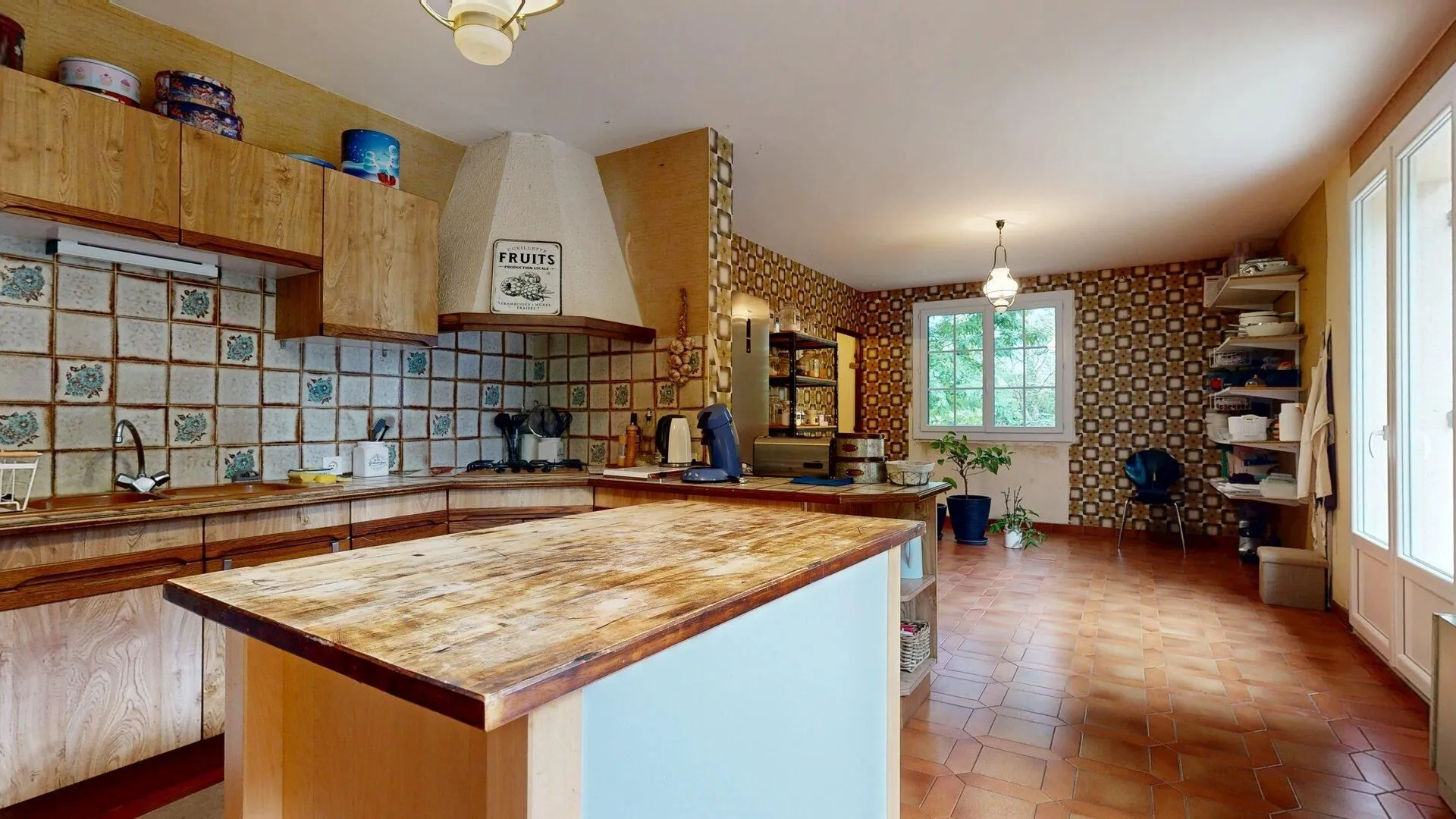 1980s Family Home in Saint-Cyprien with Pool and Expansive Gardens - View image 23 of 50