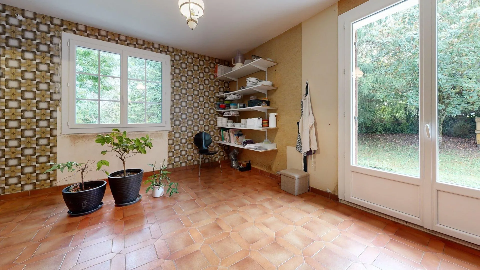 1980s Family Home in Saint-Cyprien with Pool and Expansive Gardens - View image 24 of 50
