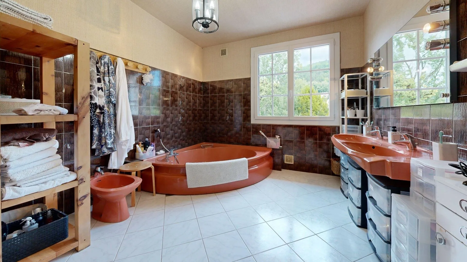 1980s Family Home in Saint-Cyprien with Pool and Expansive Gardens - View image 31 of 50