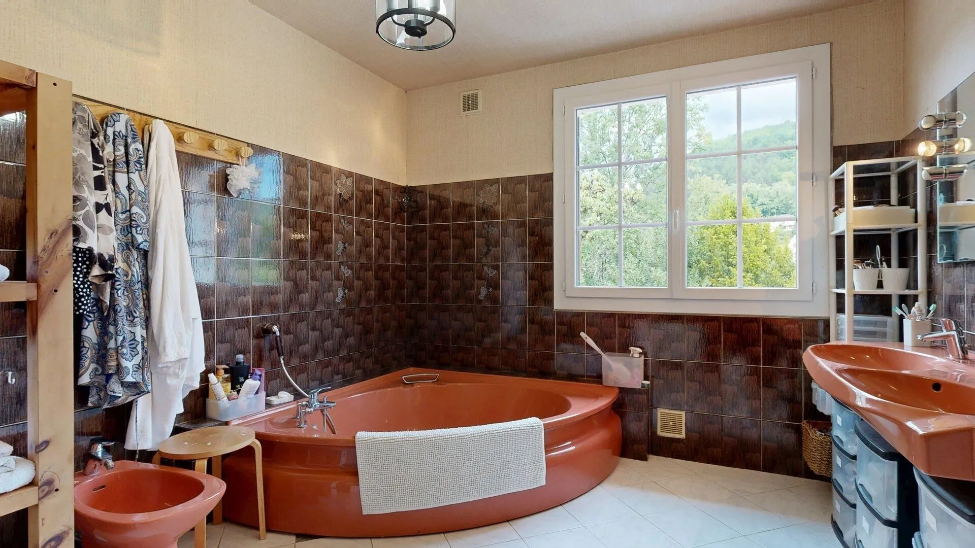 1980s Family Home in Saint-Cyprien with Pool and Expansive Gardens - View image 32 of 50