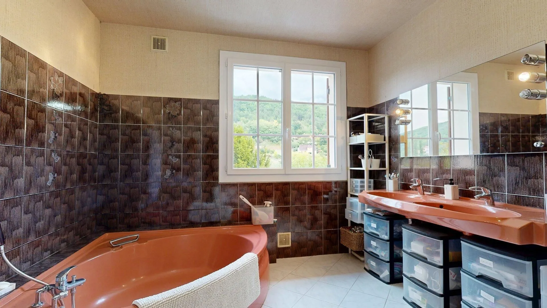 1980s Family Home in Saint-Cyprien with Pool and Expansive Gardens - View image 33 of 50