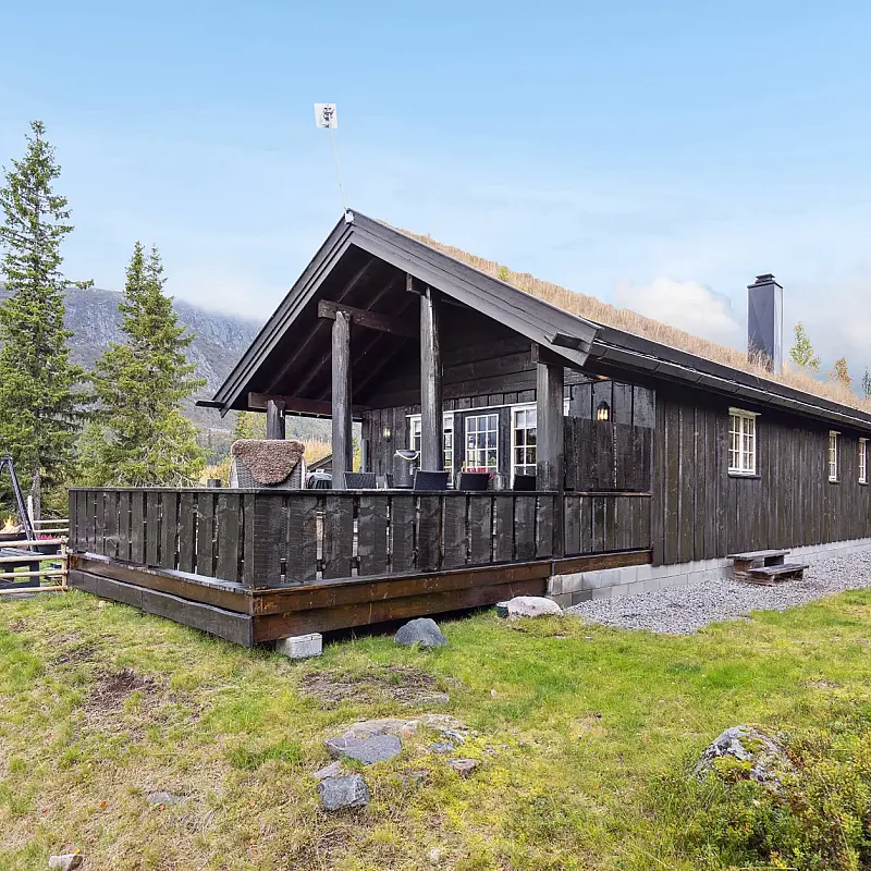 Contemporary 3-Bedroom Country House with Expansive Terrace in Eggedal