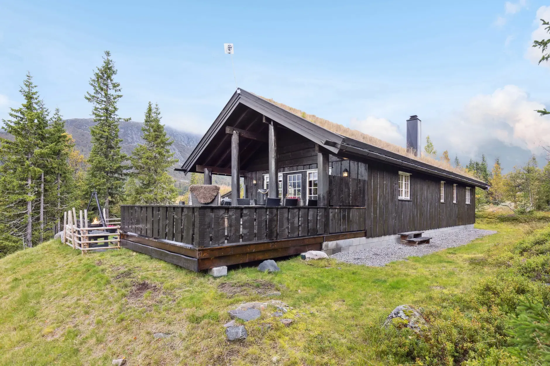 Contemporary 3-Bedroom Country House with Expansive Terrace in Eggedal - Image 1