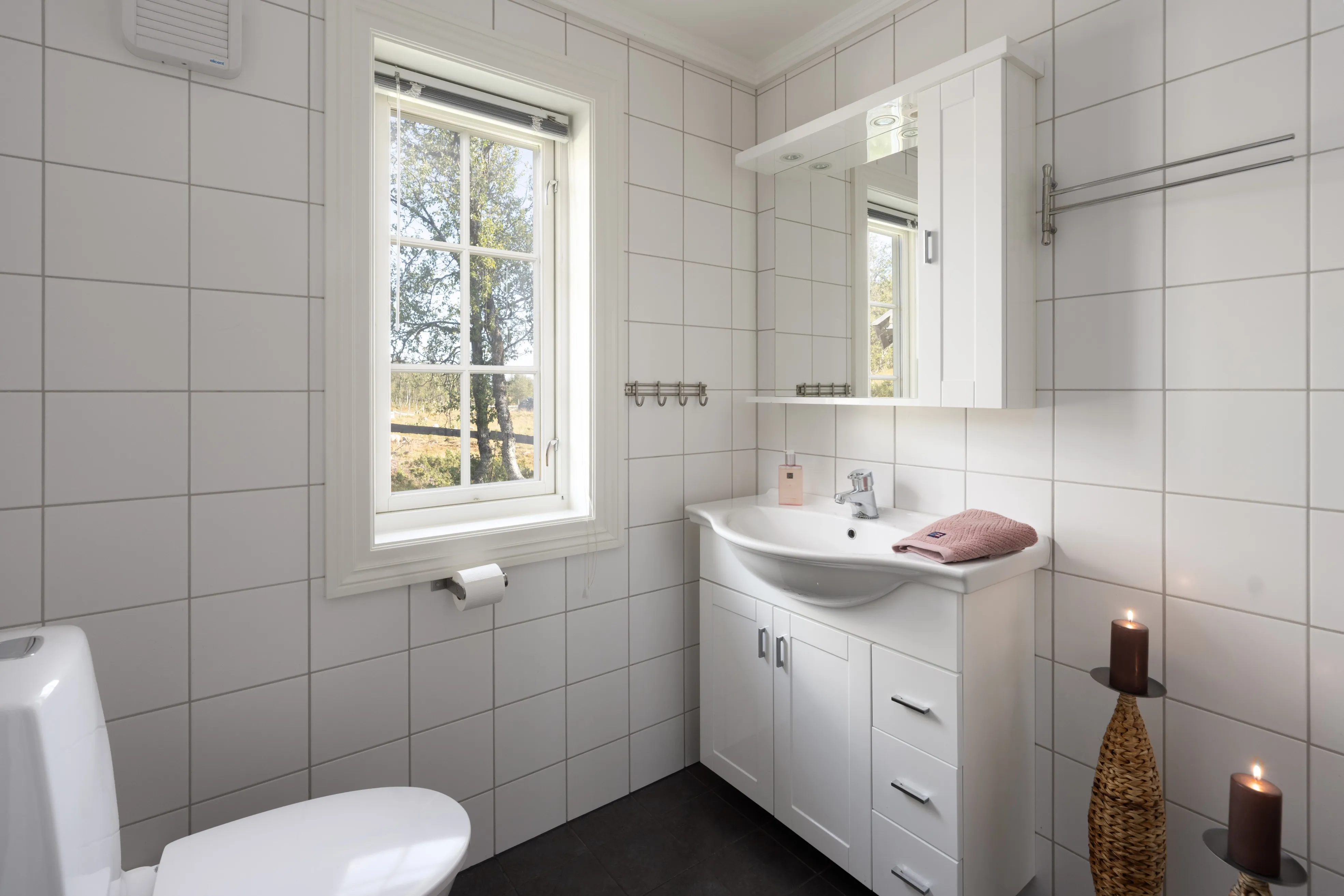 Spacious 4-Bedroom Cabin with Mountain Vistas in Hallingdal, Norway - View image 24 of 37