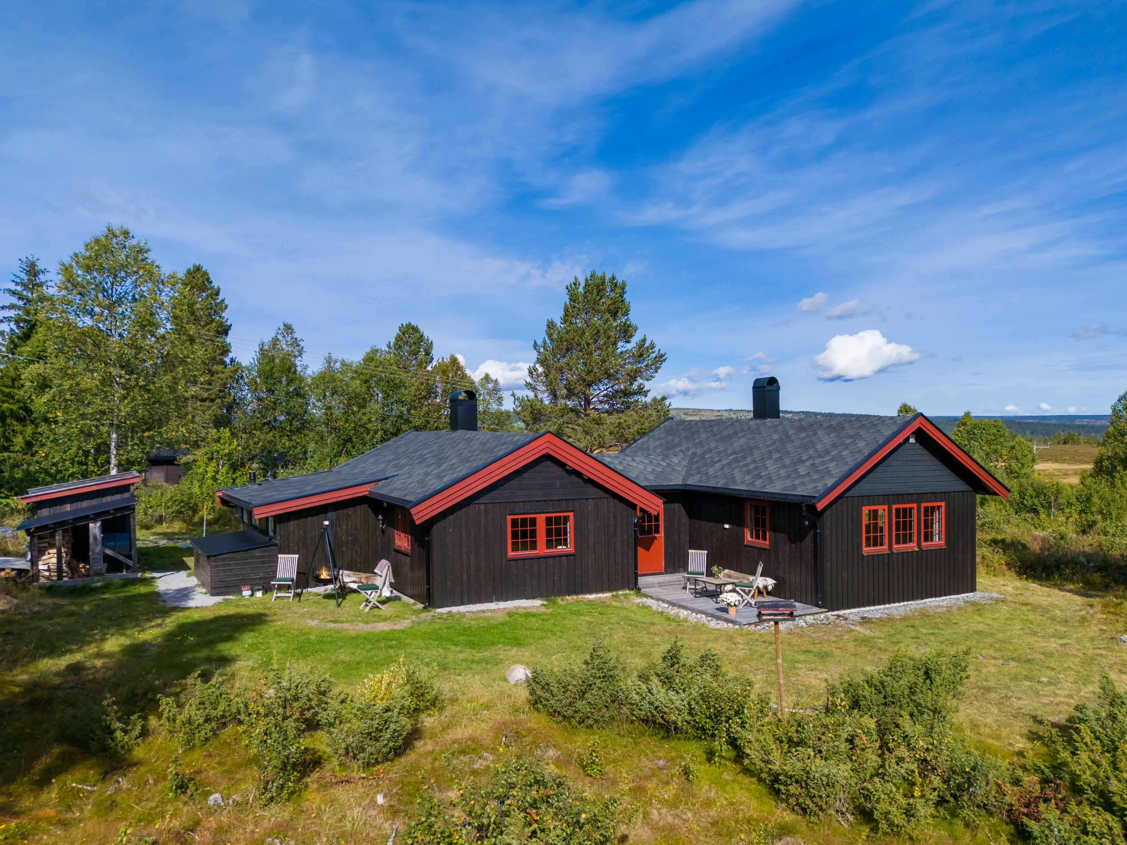 1960s Norwegian Cabin with Spacious Terrace and Scenic Gol Location - Image 1