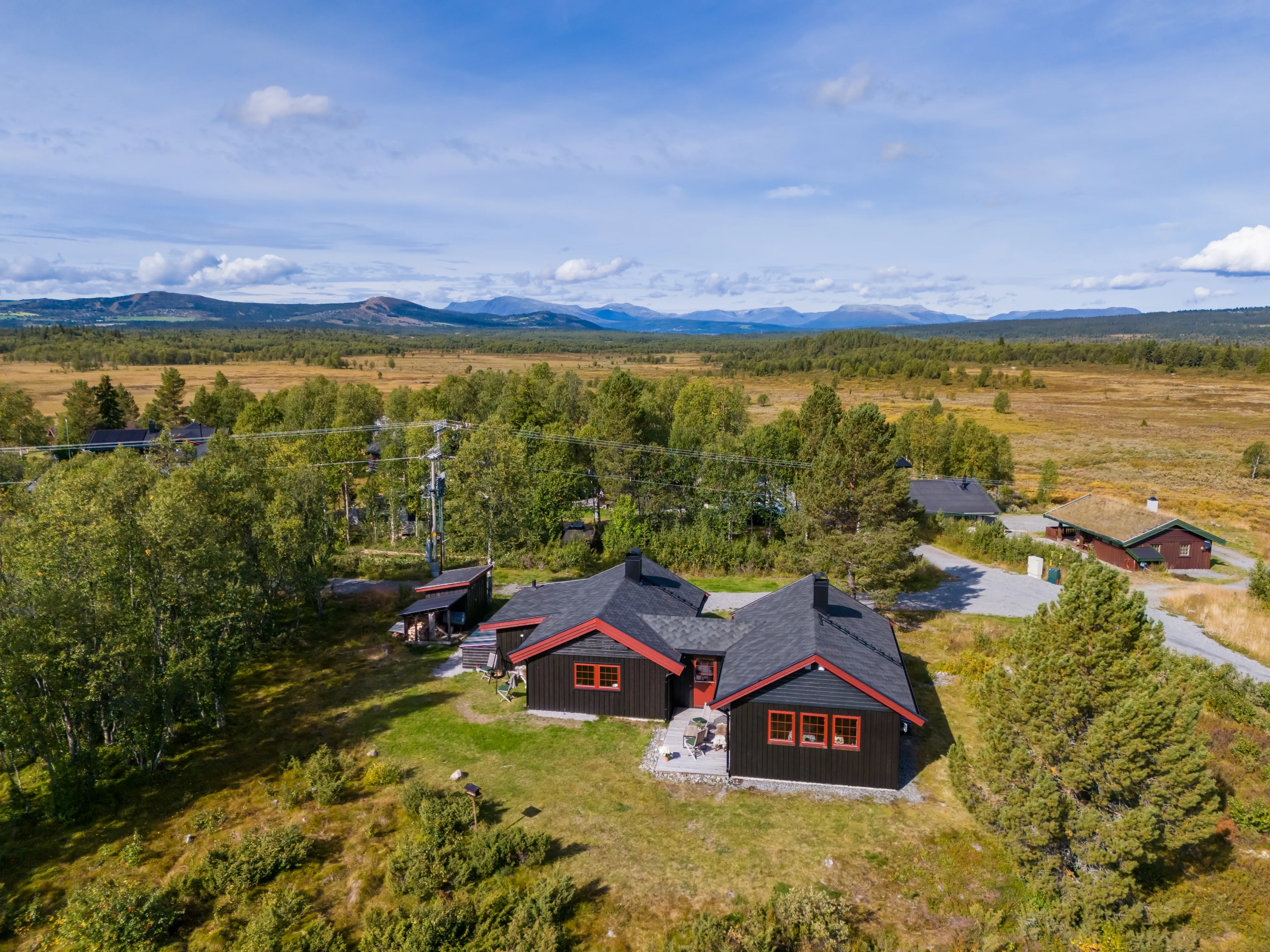 1960s Norwegian Cabin with Spacious Terrace and Scenic Gol Location - Image 2