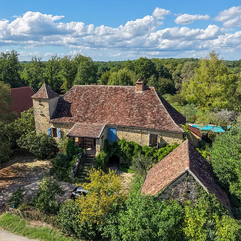 Spacious 5-Bedroom House with Pool and Expansive Grounds in Gourdon, France
