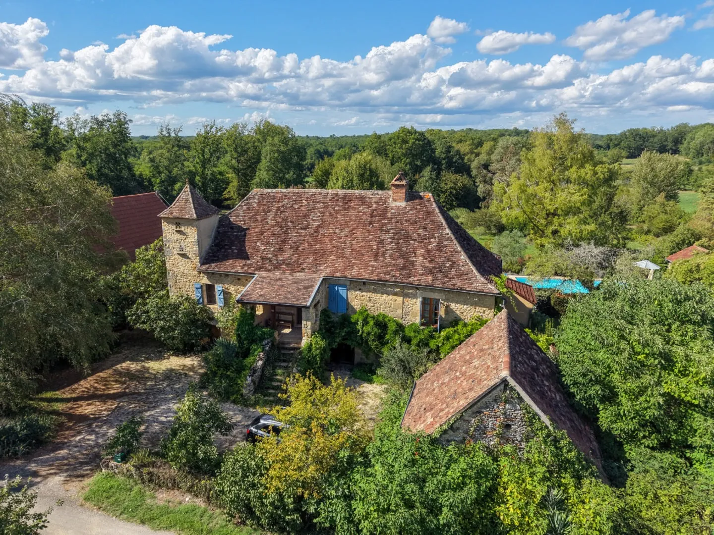 Spacious 5-Bedroom House with Pool and Expansive Grounds in Gourdon, France - Image 1