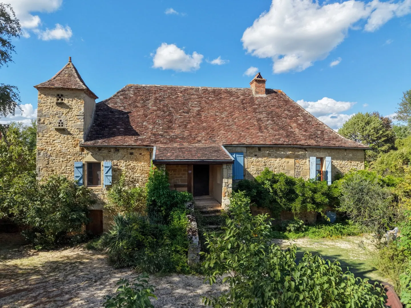Spacious 5-Bedroom House with Pool and Expansive Grounds in Gourdon, France - Image 2