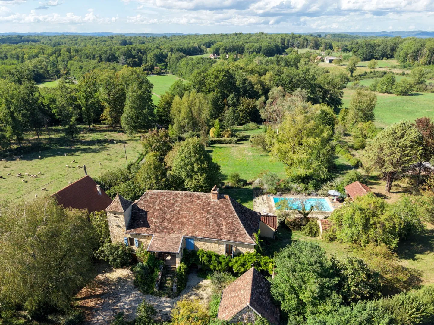 Spacious 5-Bedroom House with Pool and Expansive Grounds in Gourdon, France - Image 3
