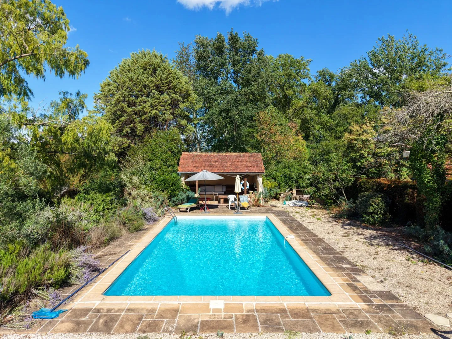 Spacious 5-Bedroom House with Pool and Expansive Grounds in Gourdon, France - Image 4