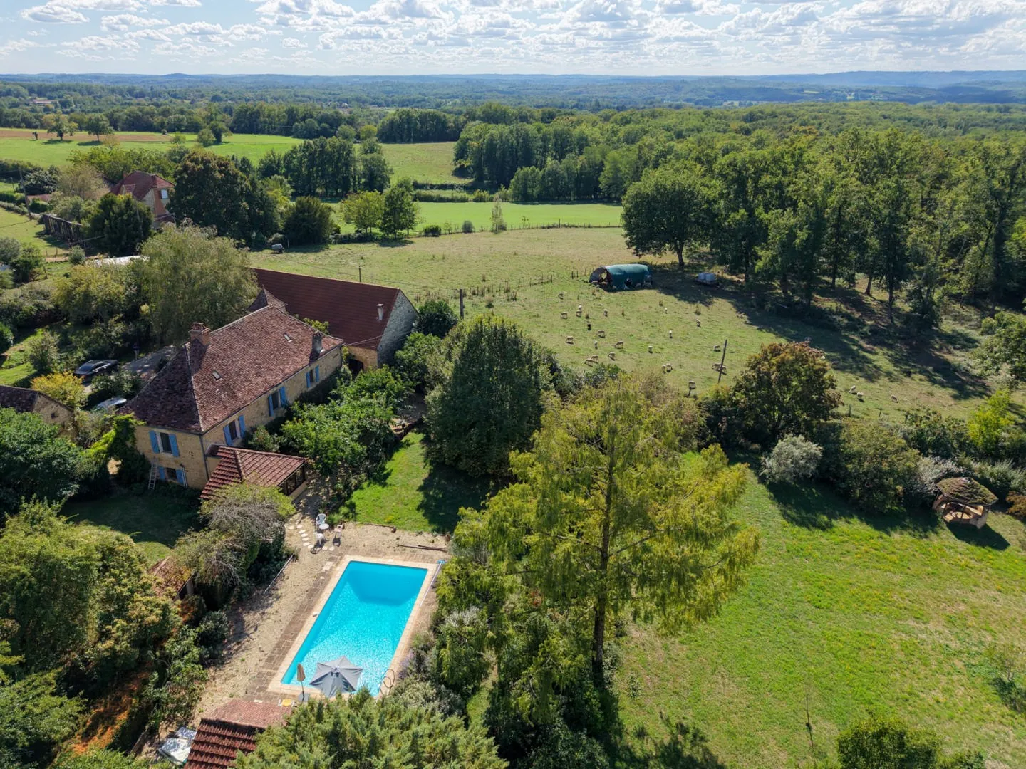 Spacious 5-Bedroom House with Pool and Expansive Grounds in Gourdon, France - Image 5