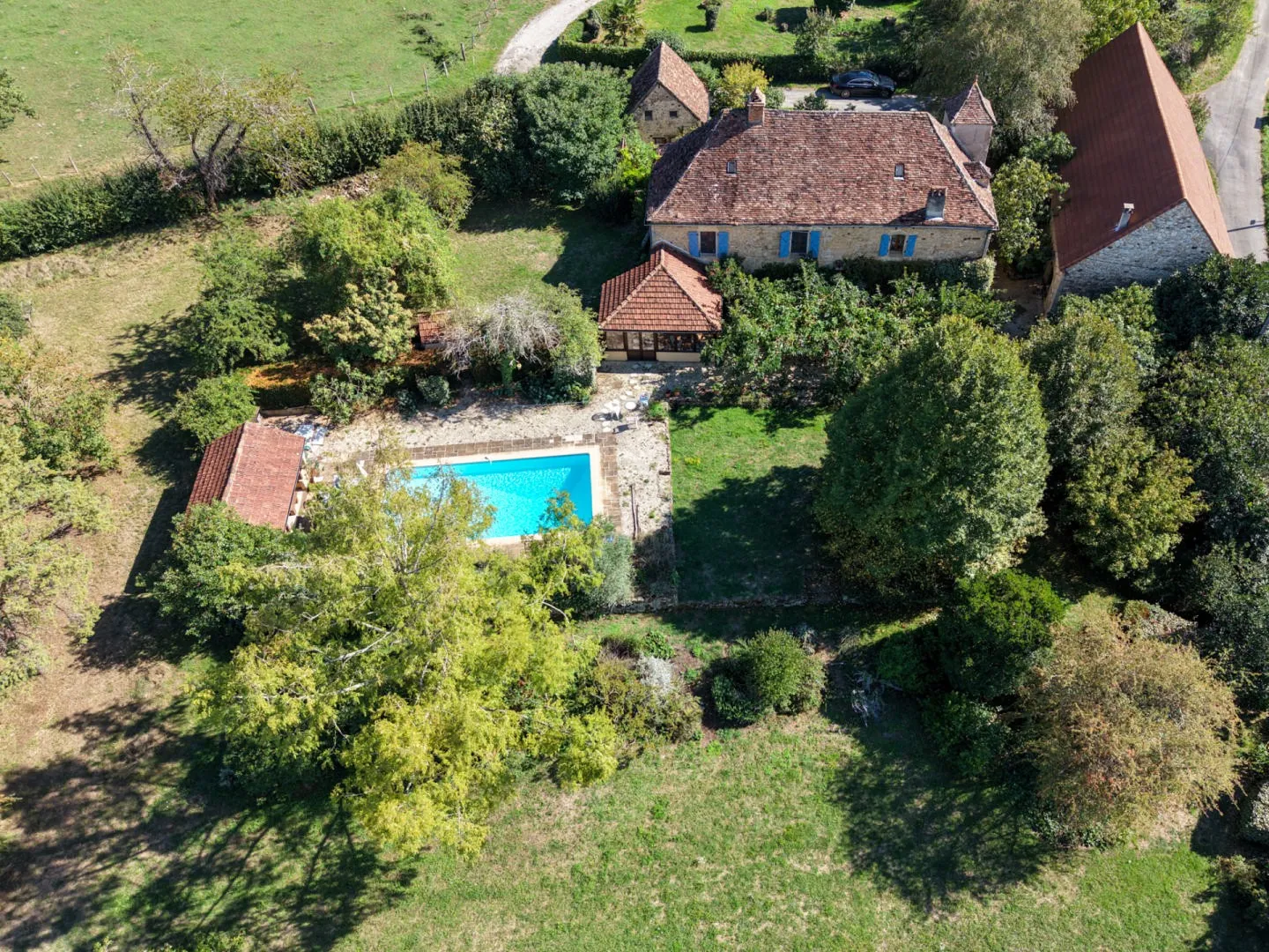 Spacious 5-Bedroom House with Pool and Expansive Grounds in Gourdon, France - View image 6 of 37