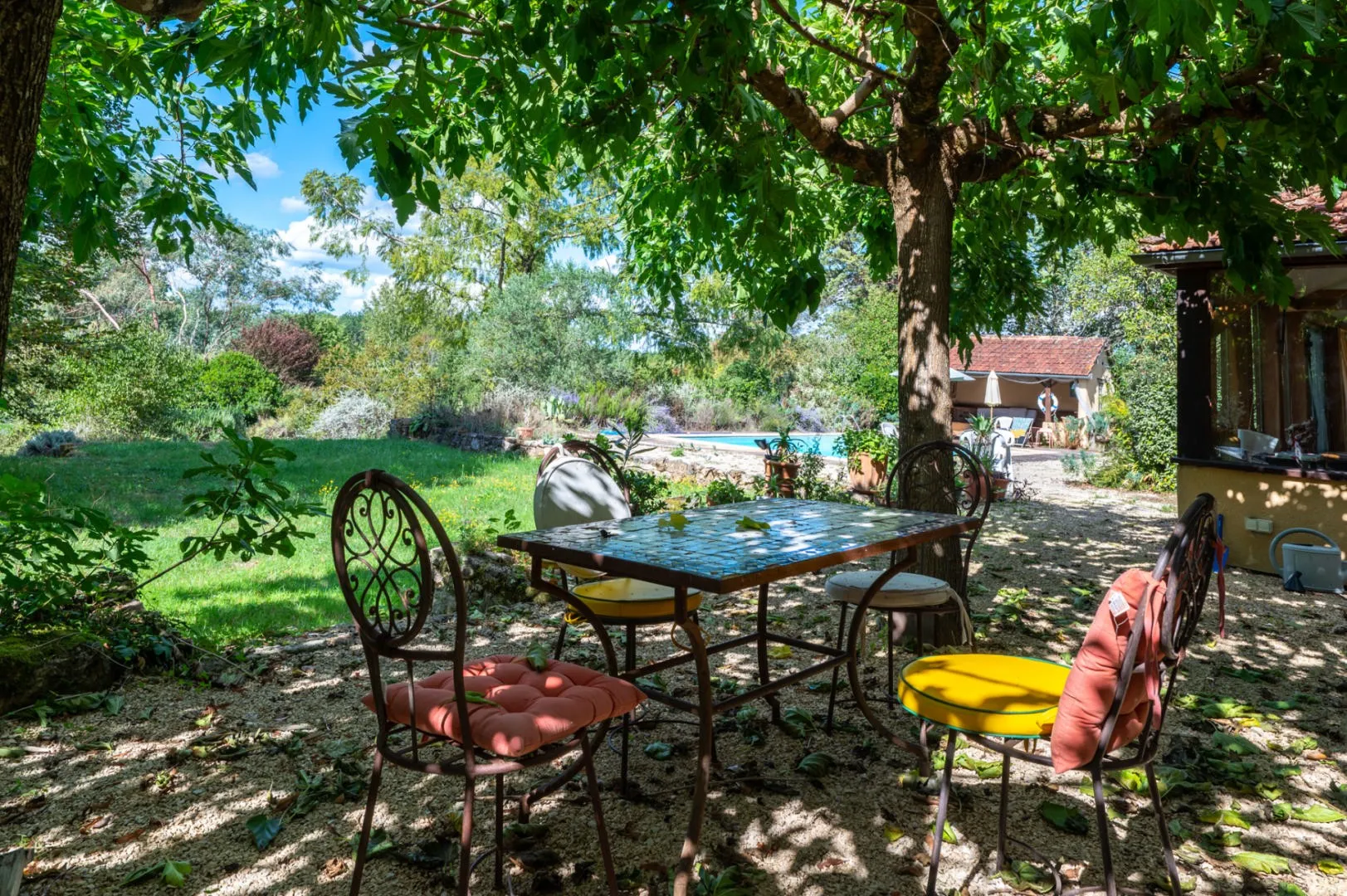Spacious 5-Bedroom House with Pool and Expansive Grounds in Gourdon, France - View image 7 of 37