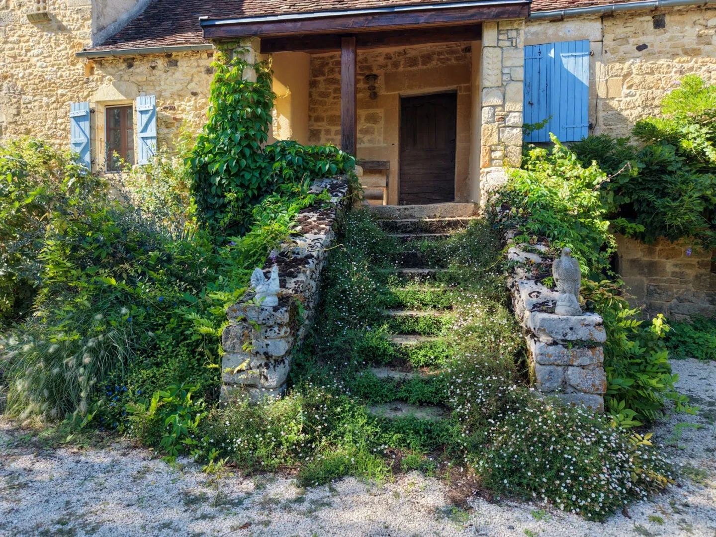 Spacious 5-Bedroom House with Pool and Expansive Grounds in Gourdon, France - View image 8 of 37