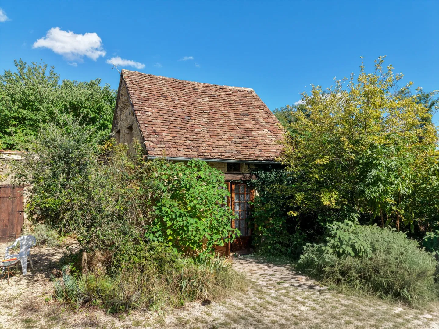 Spacious 5-Bedroom House with Pool and Expansive Grounds in Gourdon, France - View image 23 of 37