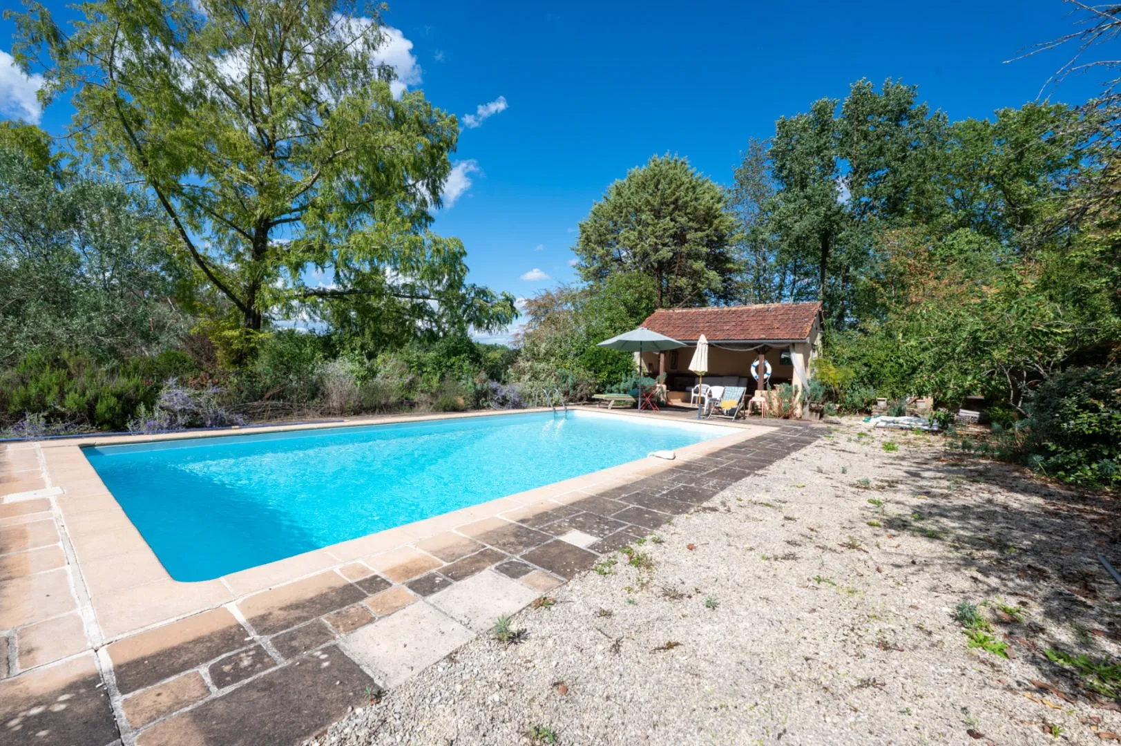 Spacious 5-Bedroom House with Pool and Expansive Grounds in Gourdon, France - View image 27 of 37