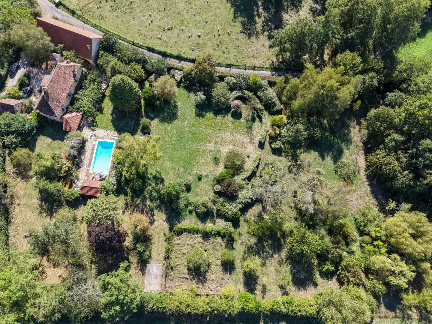 Spacious 5-Bedroom House with Pool and Expansive Grounds in Gourdon, France - View image 29 of 37