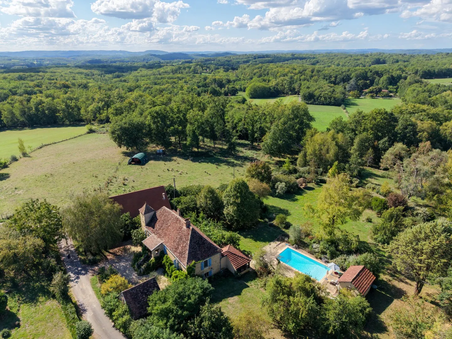 Spacious 5-Bedroom House with Pool and Expansive Grounds in Gourdon, France - View image 33 of 37