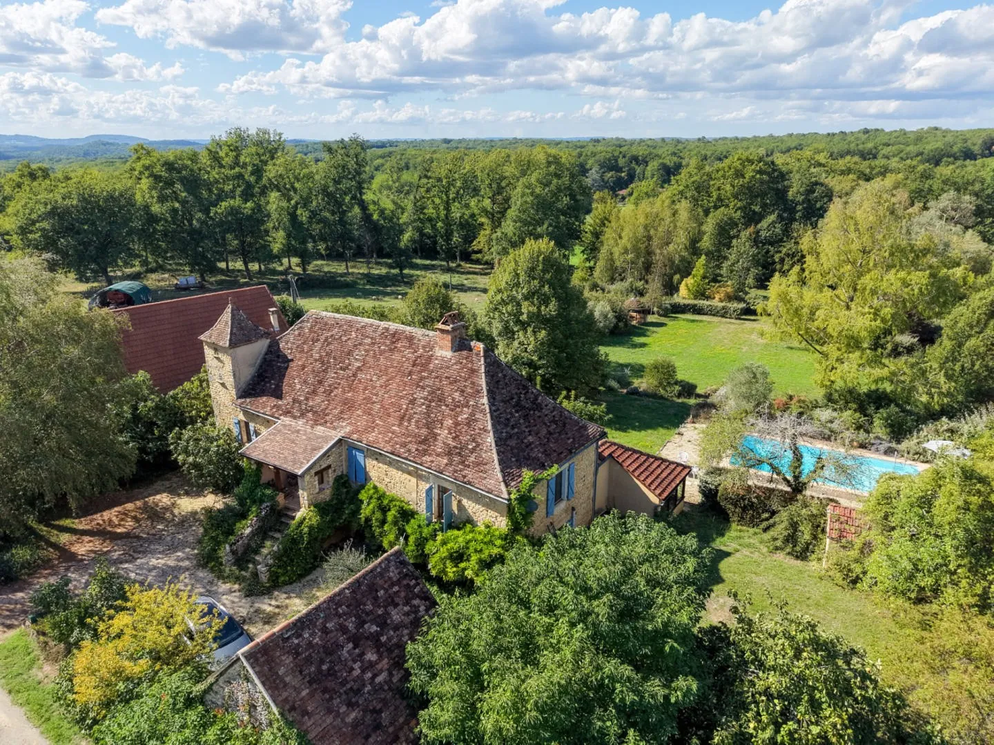 Spacious 5-Bedroom House with Pool and Expansive Grounds in Gourdon, France - View image 35 of 37