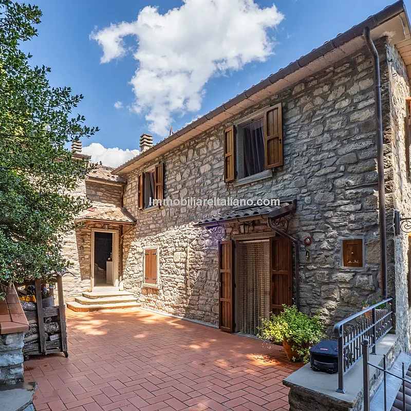 Restored Tuscan Farmhouse with Garden and Garage Near Badia Tedalda