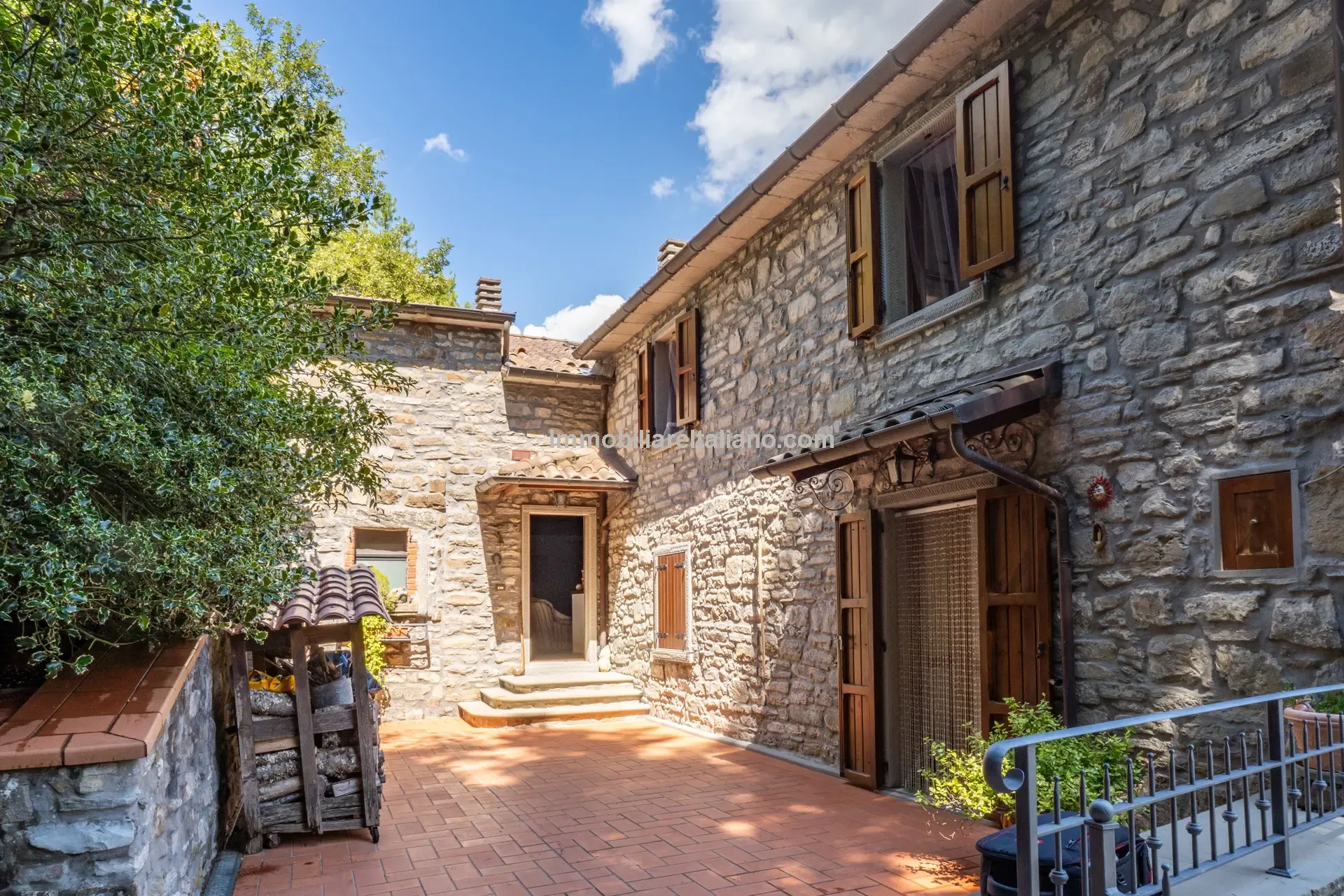 Restored Tuscan Farmhouse with Garden and Garage Near Badia Tedalda - Image 3