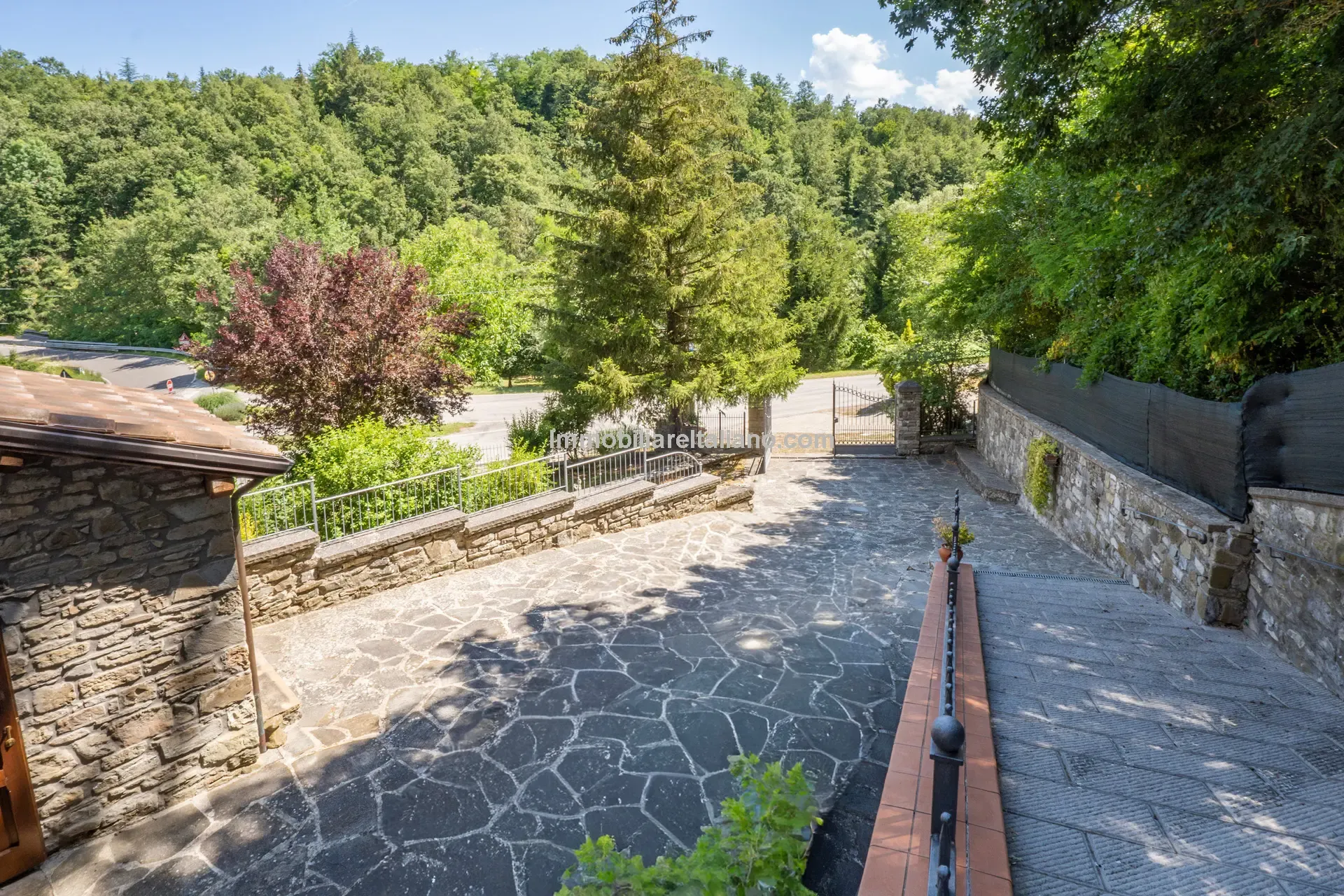 Restored Tuscan Farmhouse with Garden and Garage Near Badia Tedalda - Image 4