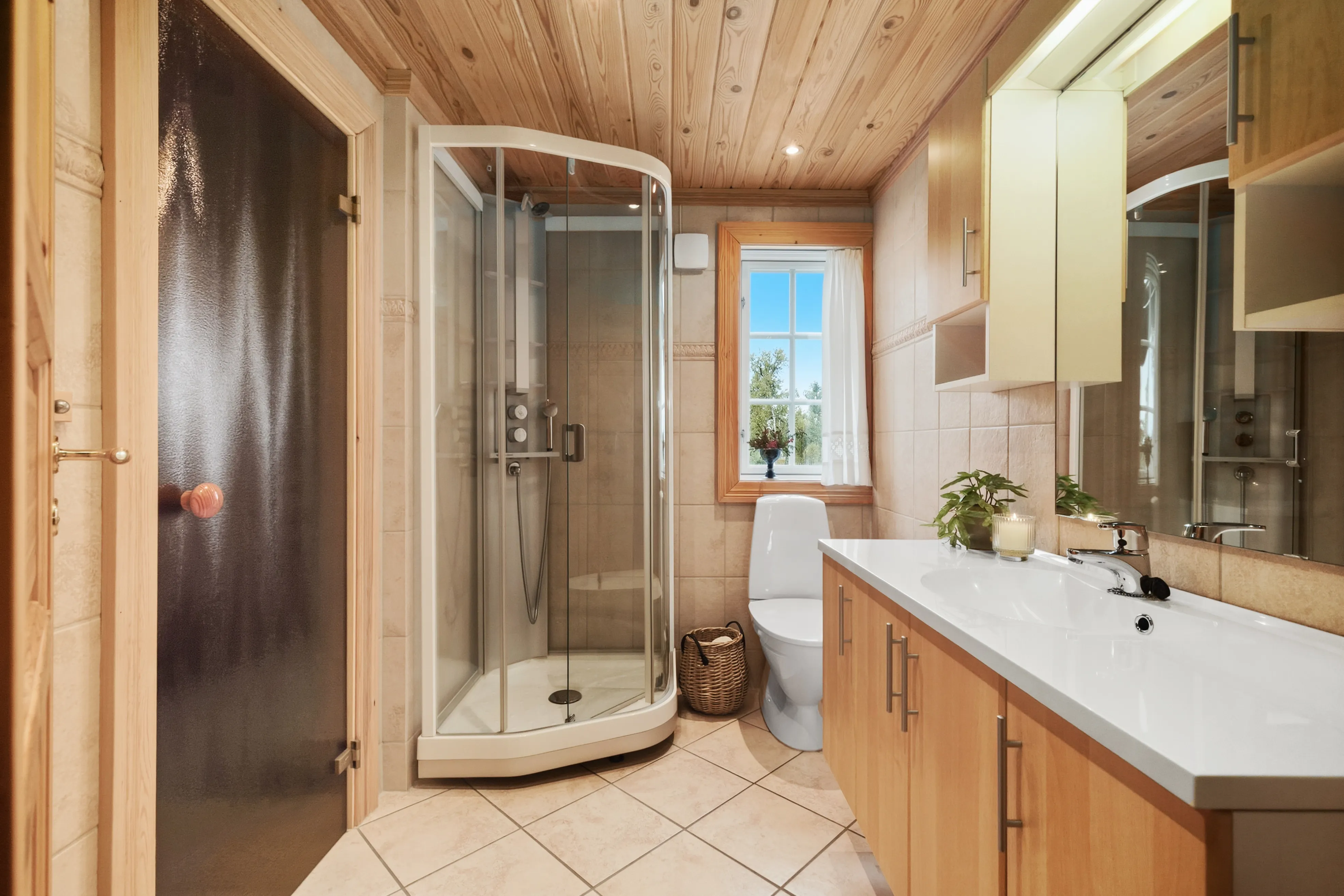 Modern 3-Bedroom Cabin in Viken with Panoramic Views and Sauna - View image 18 of 55