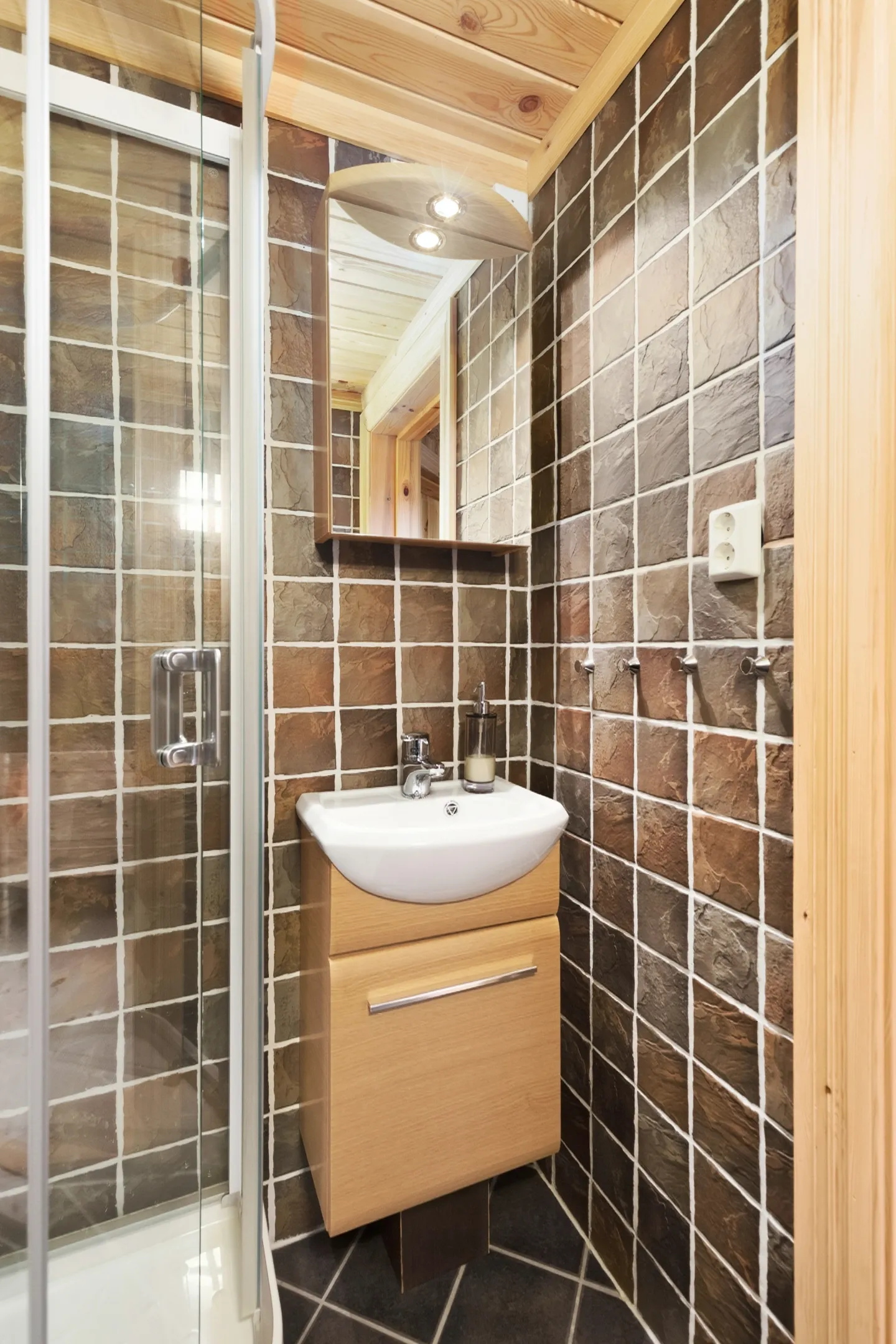 Modern 3-Bedroom Cabin in Viken with Panoramic Views and Sauna - View image 44 of 55