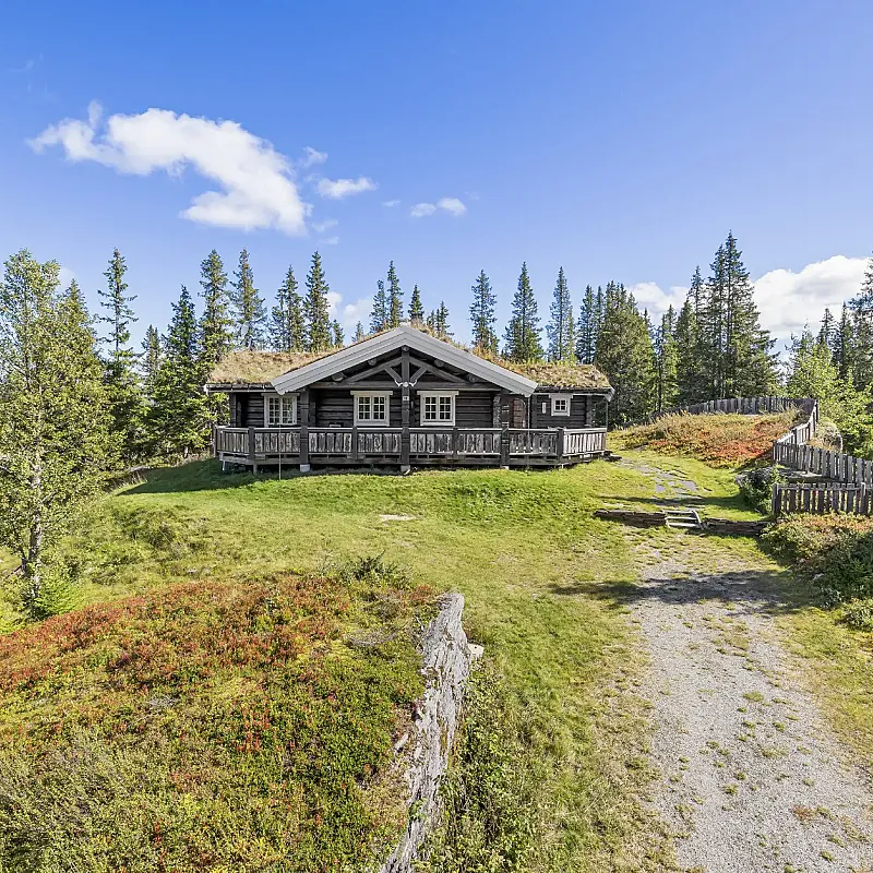 Four-Bedroom Country House with Panoramic Mountain Views in Fåvang