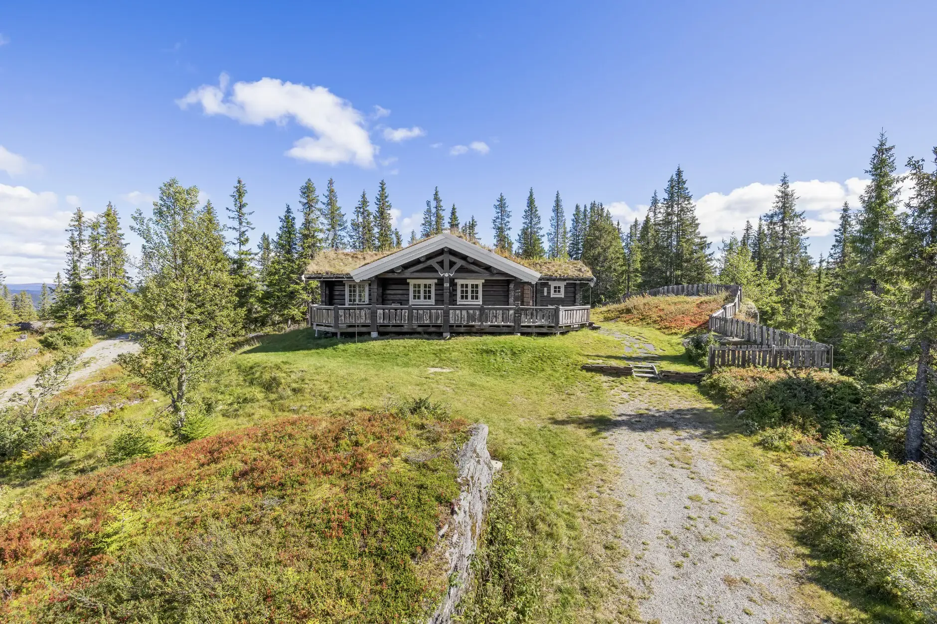 Four-Bedroom Country House with Panoramic Mountain Views in Fåvang - Image 1