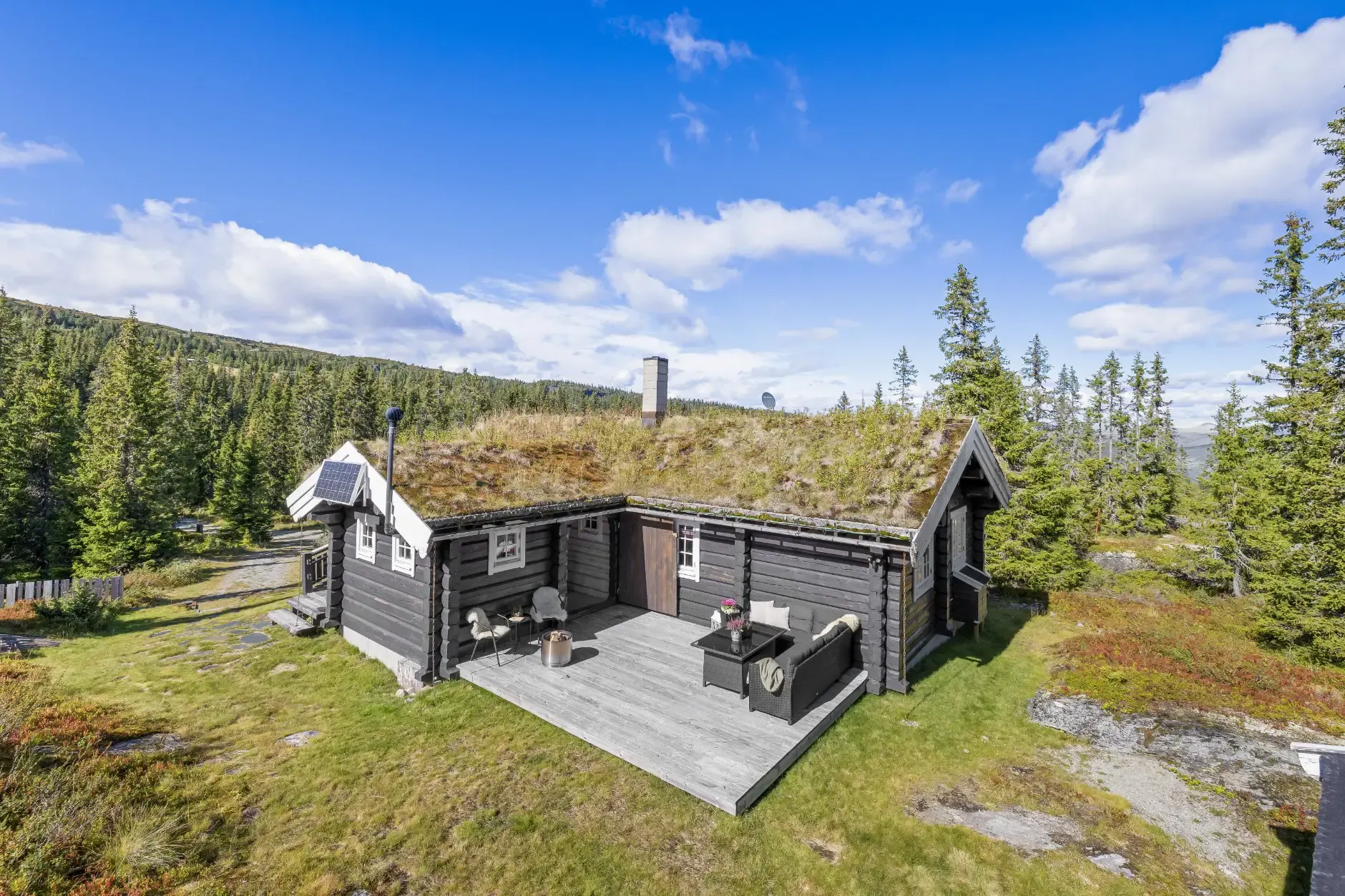 Four-Bedroom Country House with Panoramic Mountain Views in Fåvang - Image 3