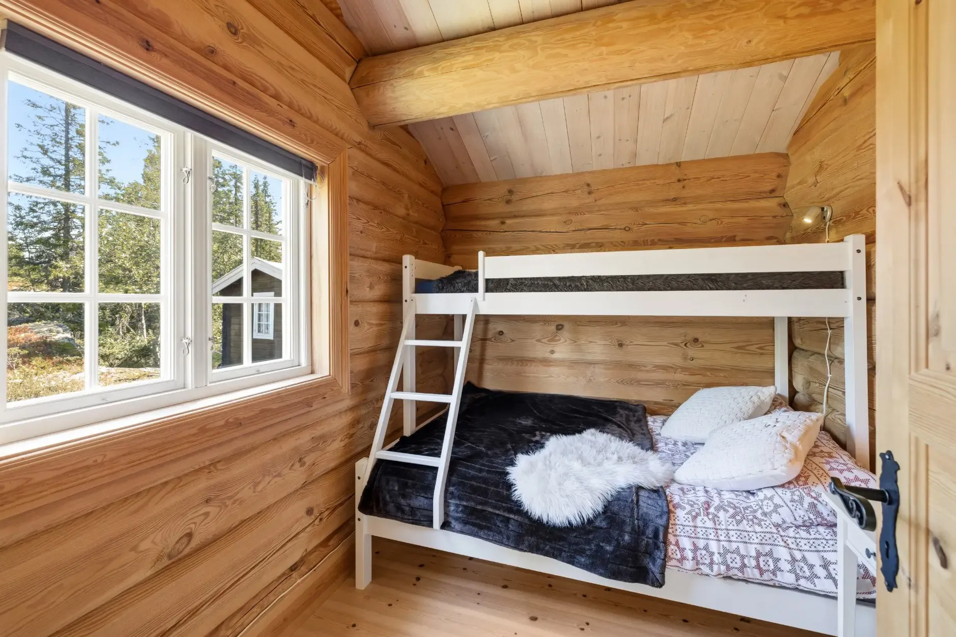 Four-Bedroom Country House with Panoramic Mountain Views in Fåvang - View image 19 of 28