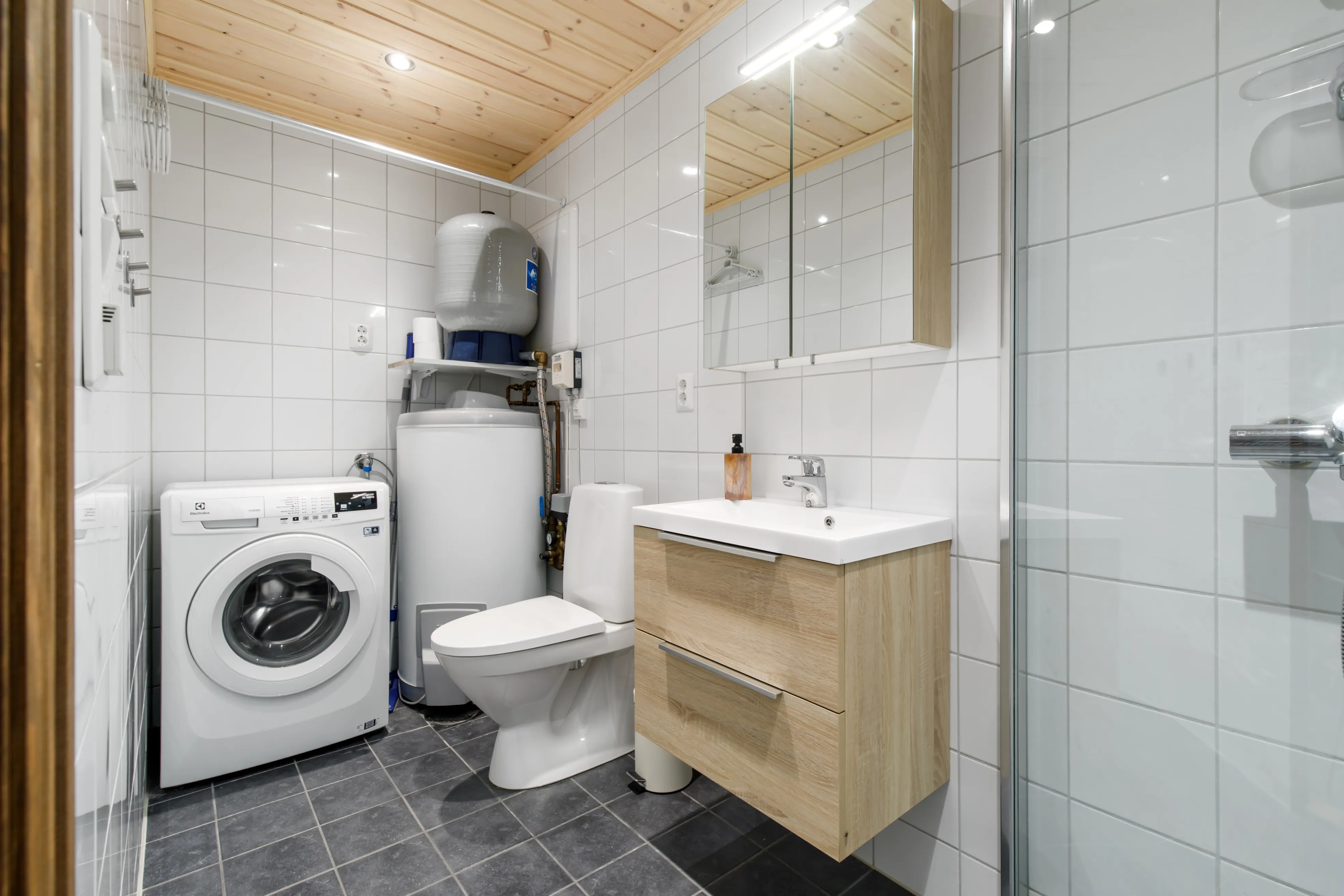 Modern 2-Bedroom Cabin with Terrace in Norway's Scenic Lyserstølen - View image 17 of 46