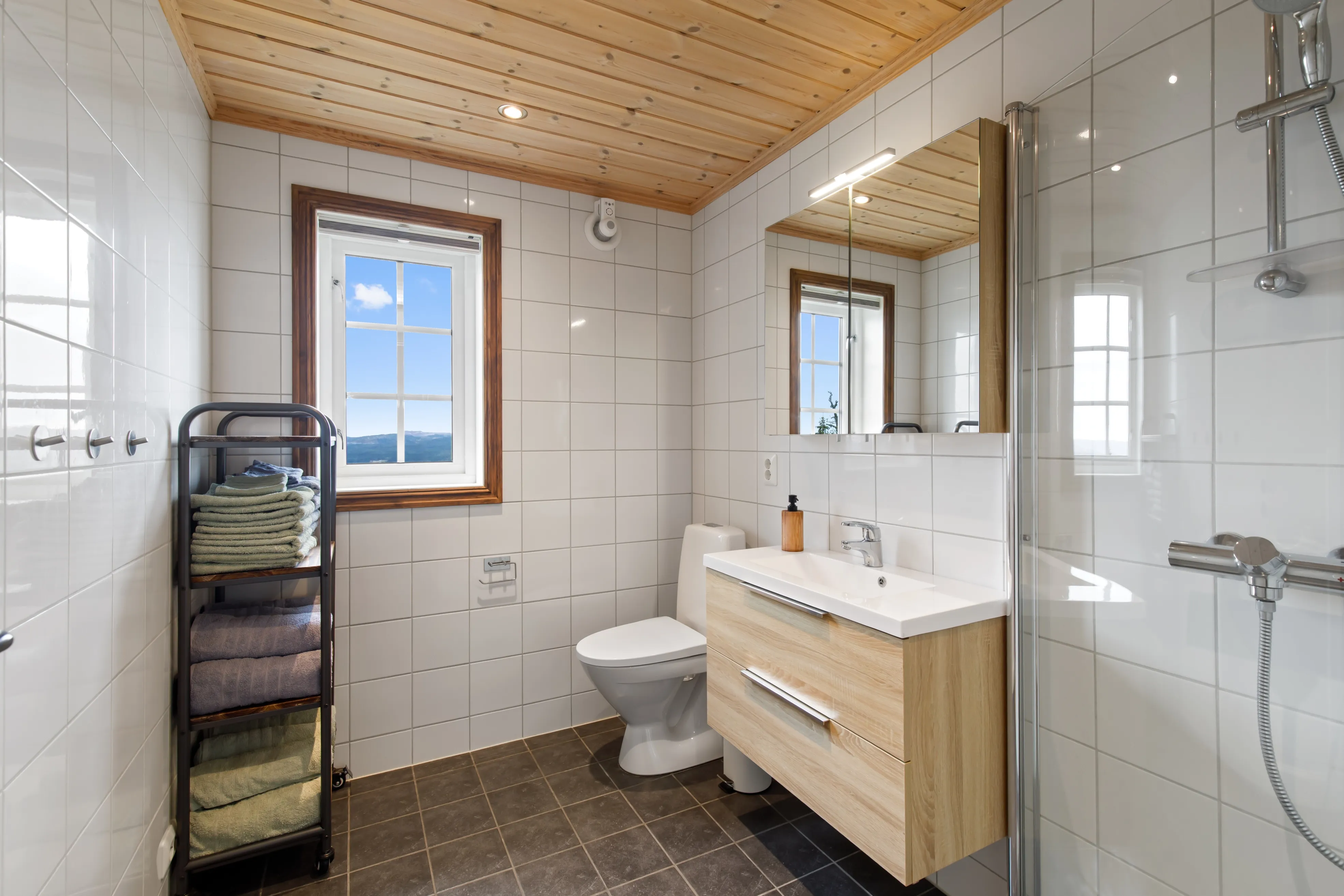 Modern 2-Bedroom Cabin with Terrace in Norway's Scenic Lyserstølen - View image 25 of 46