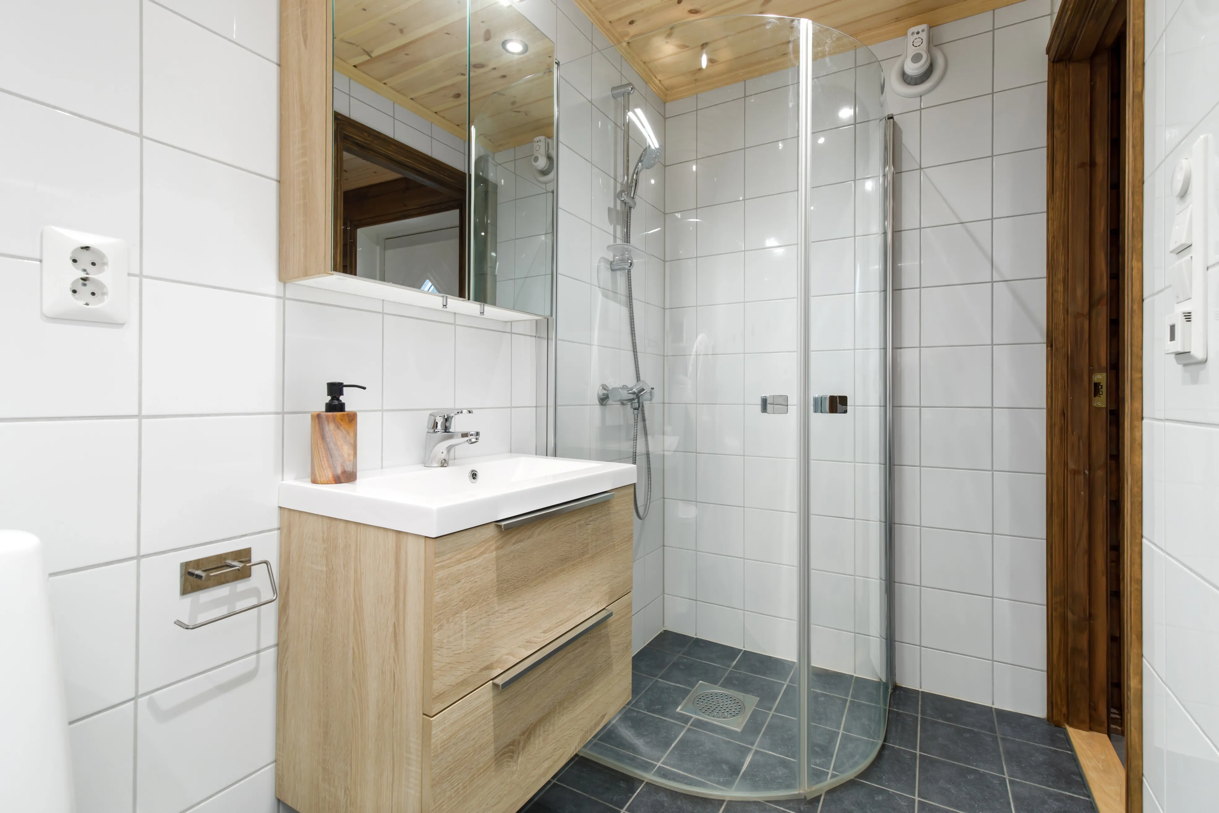 Modern 2-Bedroom Cabin with Terrace in Norway's Scenic Lyserstølen - View image 30 of 46