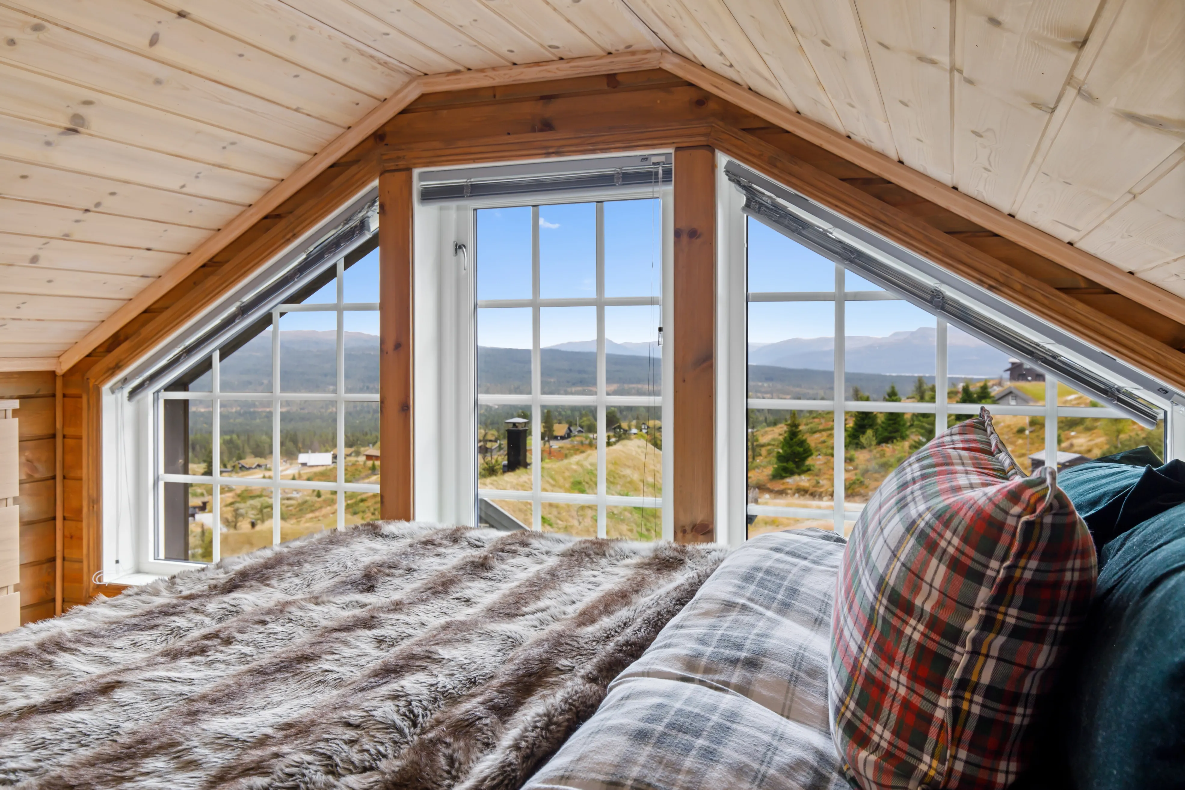 Modern 2-Bedroom Cabin with Terrace in Norway's Scenic Lyserstølen - View image 35 of 46