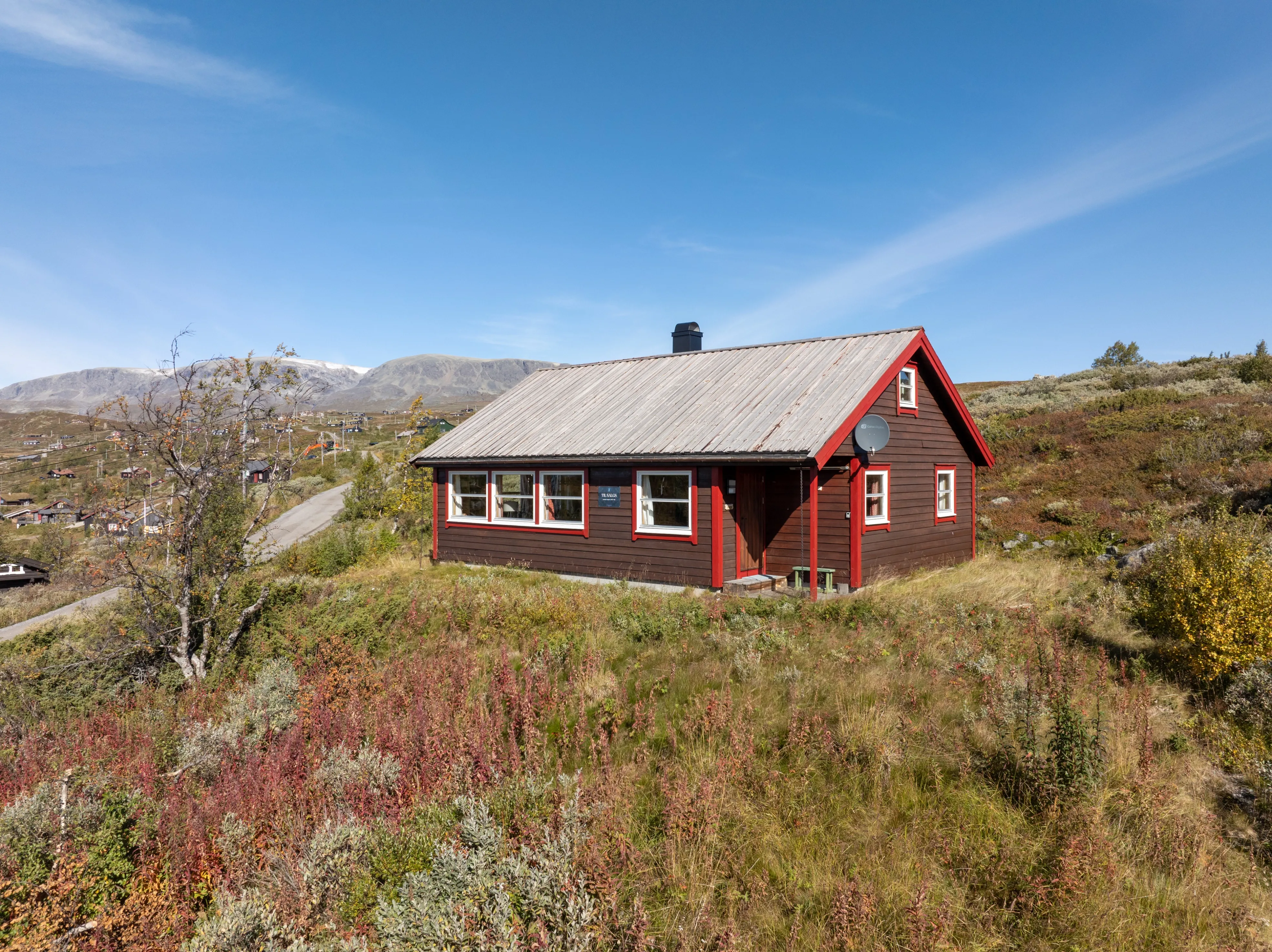 Norwegian Mountain Cabin with Expansive Grounds and Ski Access - Image 1