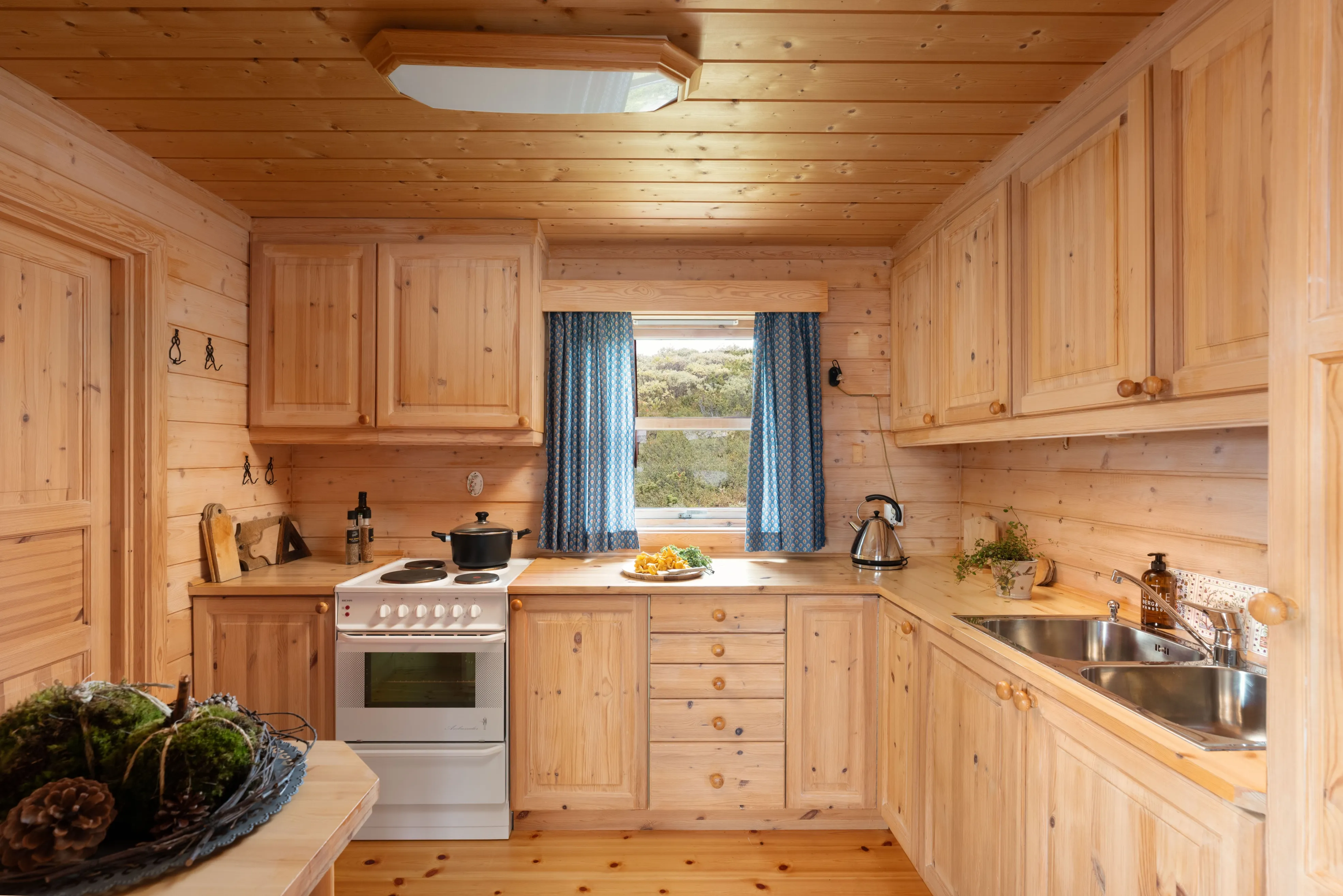 Norwegian Mountain Cabin with Expansive Grounds and Ski Access - View image 11 of 27