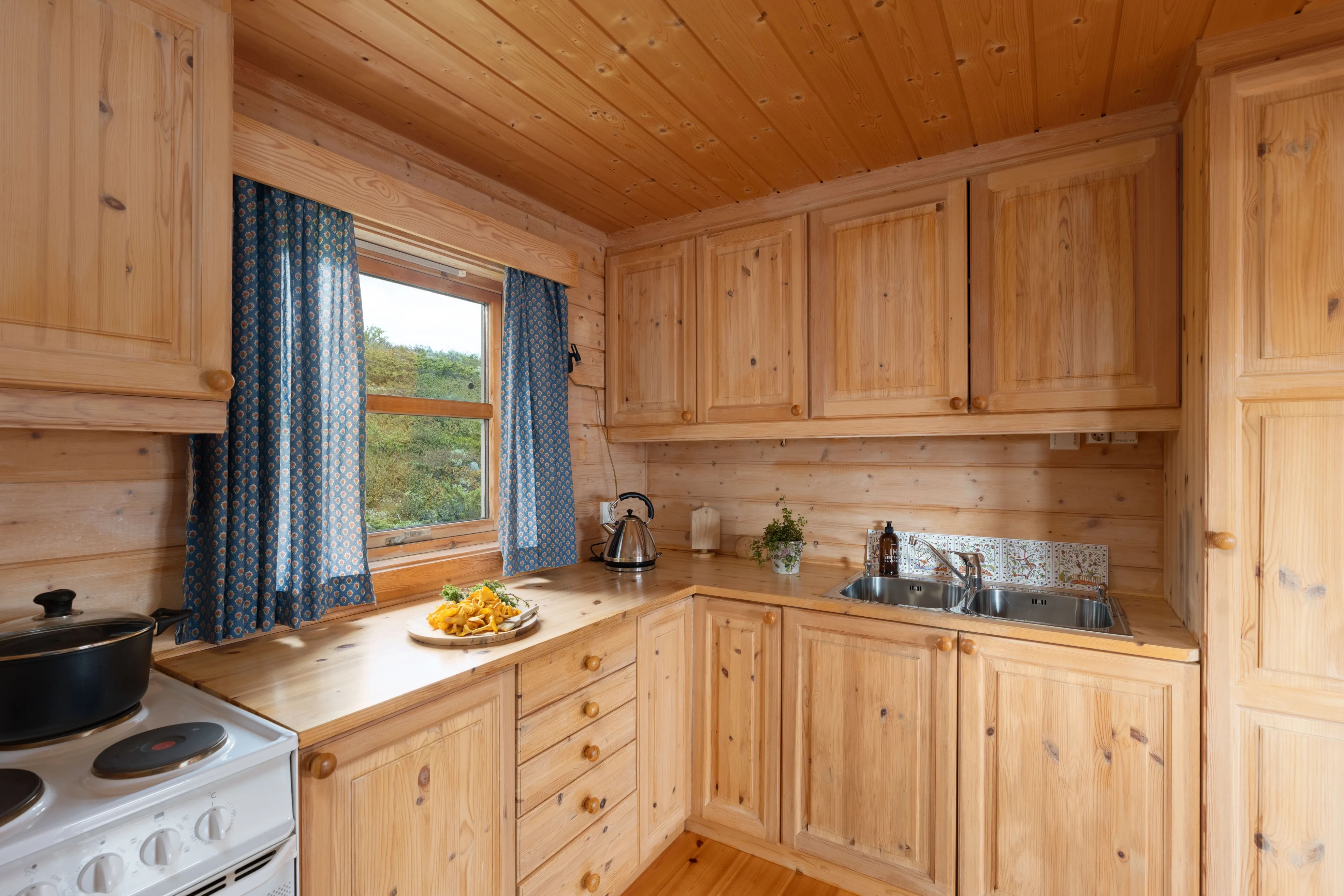 Norwegian Mountain Cabin with Expansive Grounds and Ski Access - View image 12 of 27