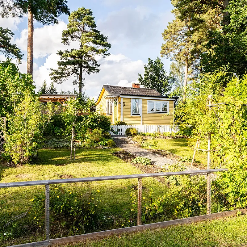 1950s Cabin with Expansive Garden in Södertälje's Allotment Area