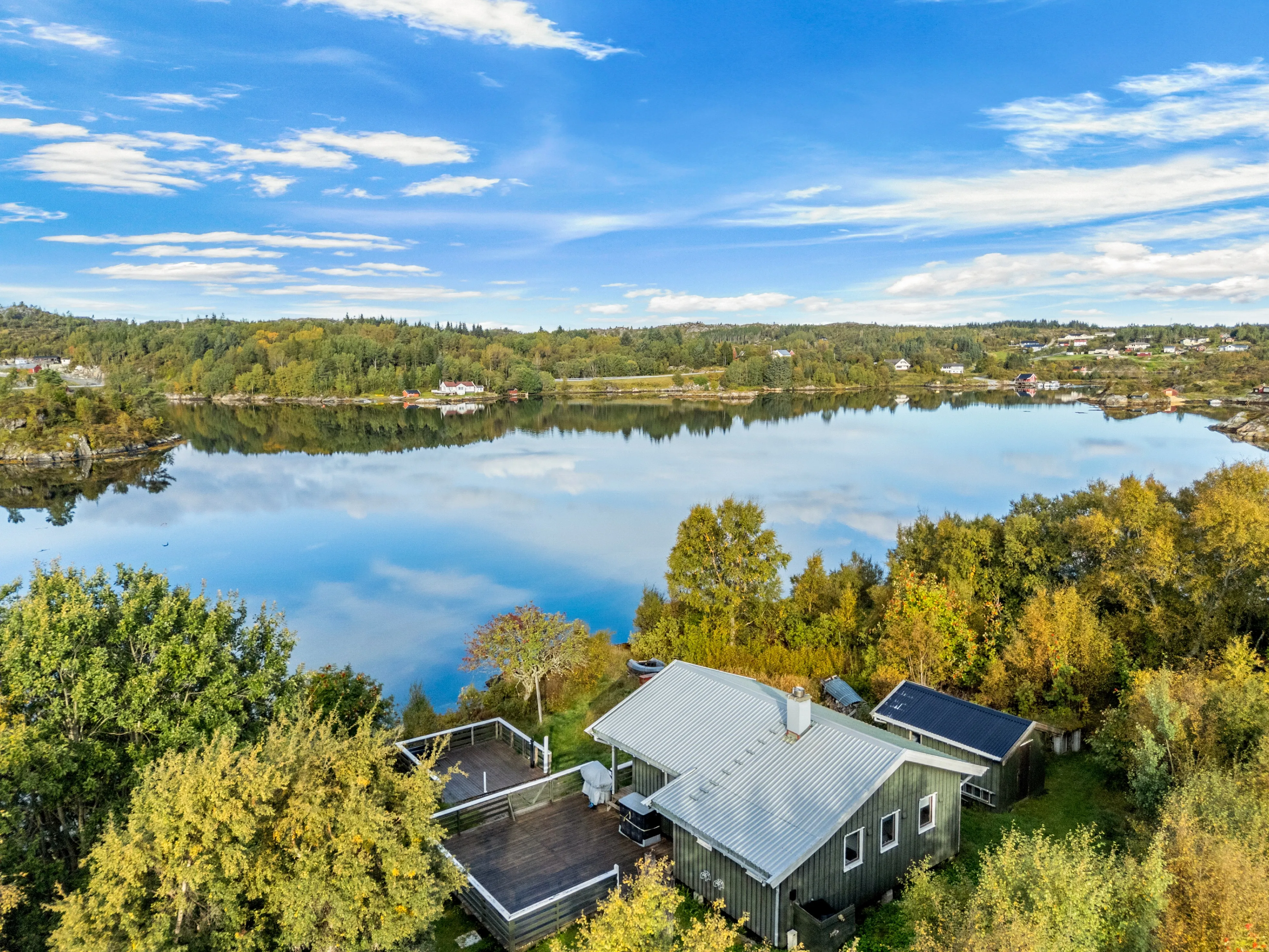 1970s Lakeside Cabin with Terrace and Dock in Hitra, Norway - Image 2