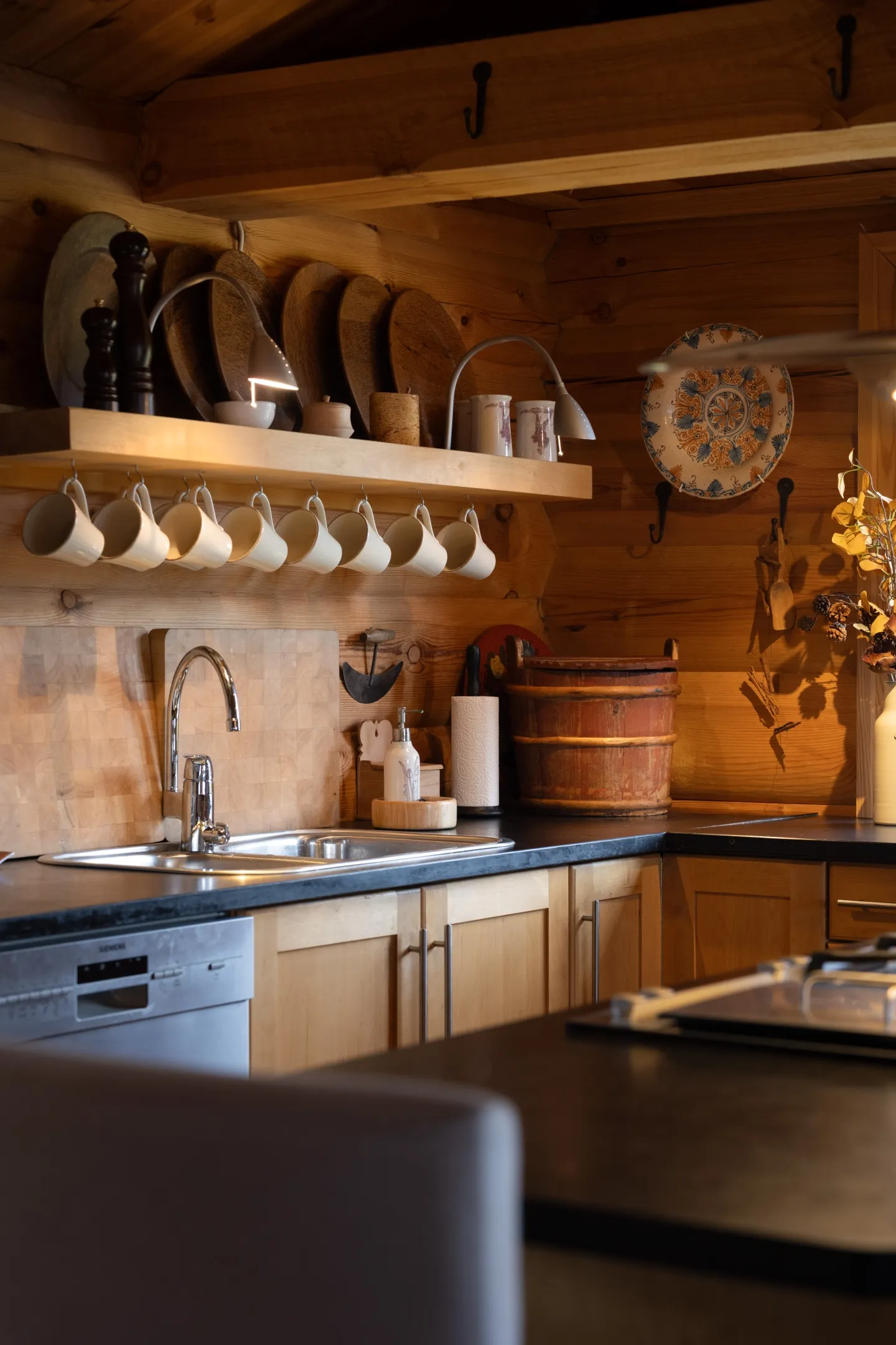 4-Bedroom Log Cabin with Fireplace and Terrace in Scenic Nesbyen, Norway - View image 8 of 46