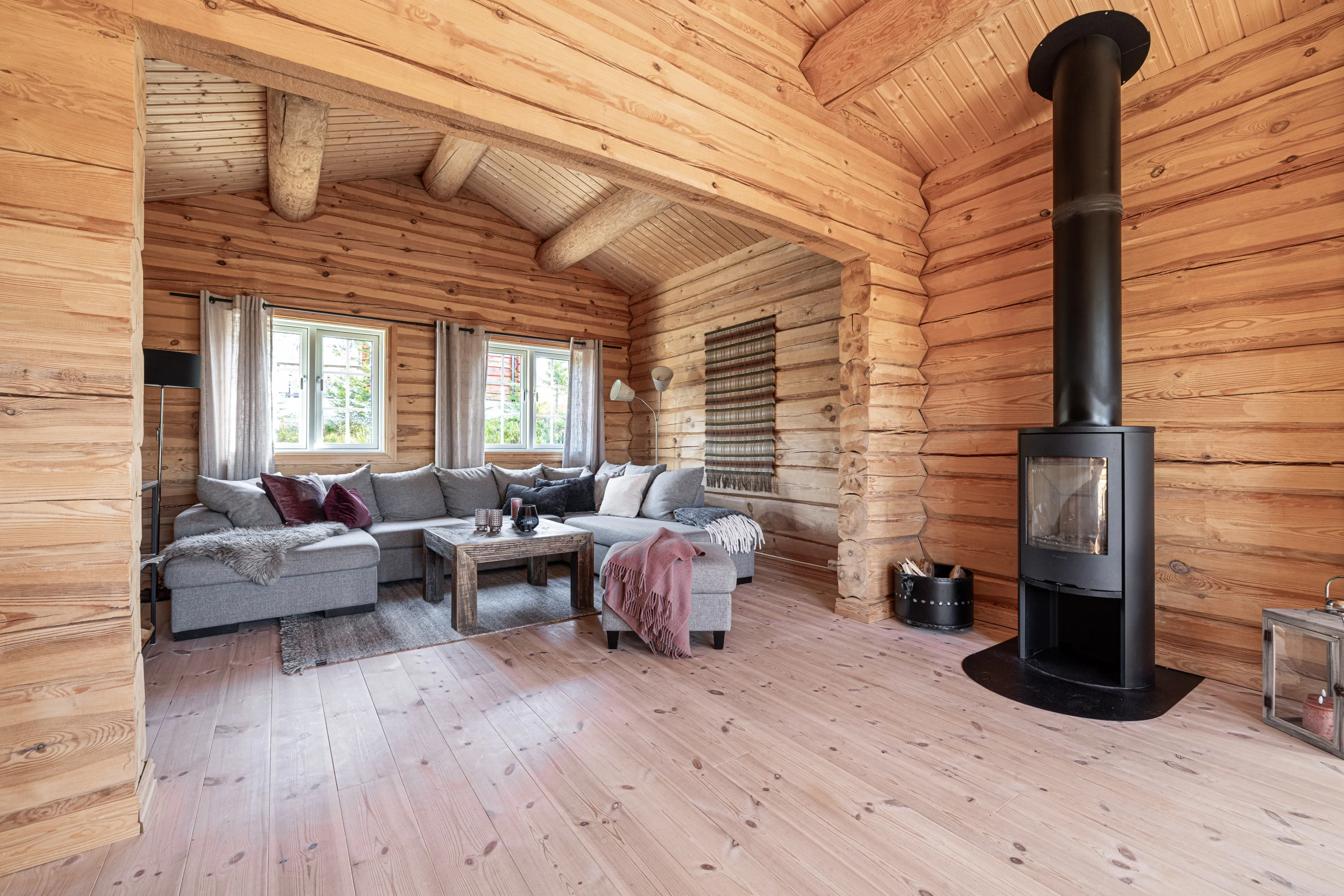 Modern 5-Bedroom Cabin with Expansive Garden and Terrace in Nesbyen - View image 6 of 45